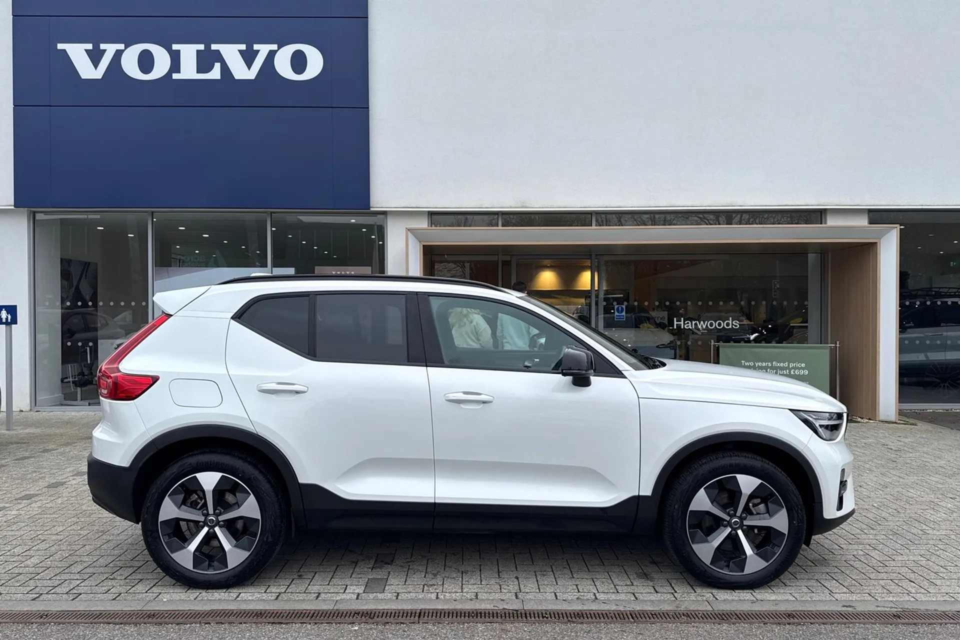 Volvo XC40 thumbnail image number 2