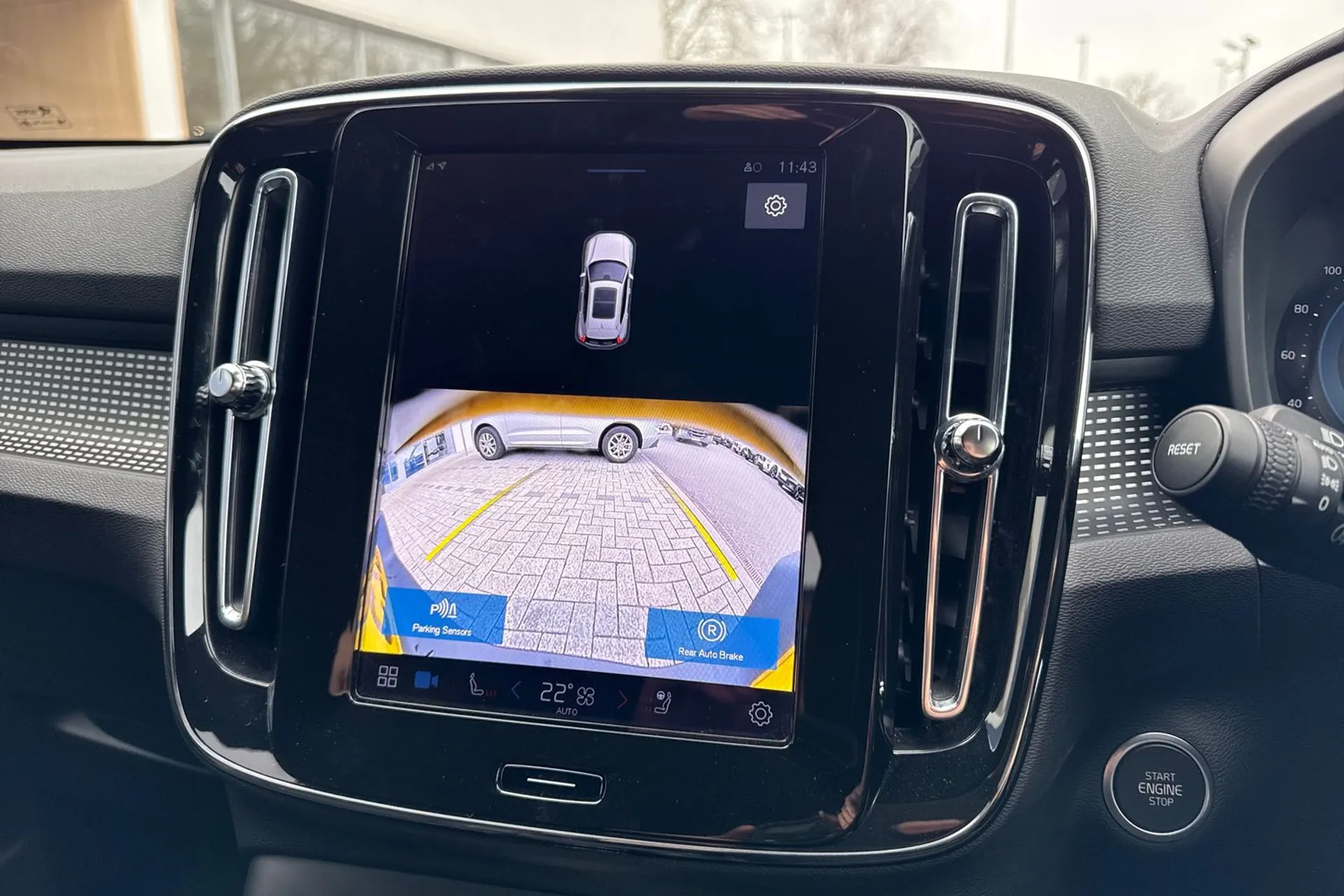 Volvo XC40 thumbnail image number 4