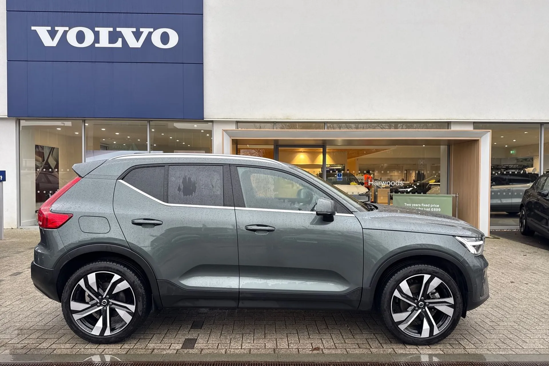 Volvo XC40 thumbnail image number 2