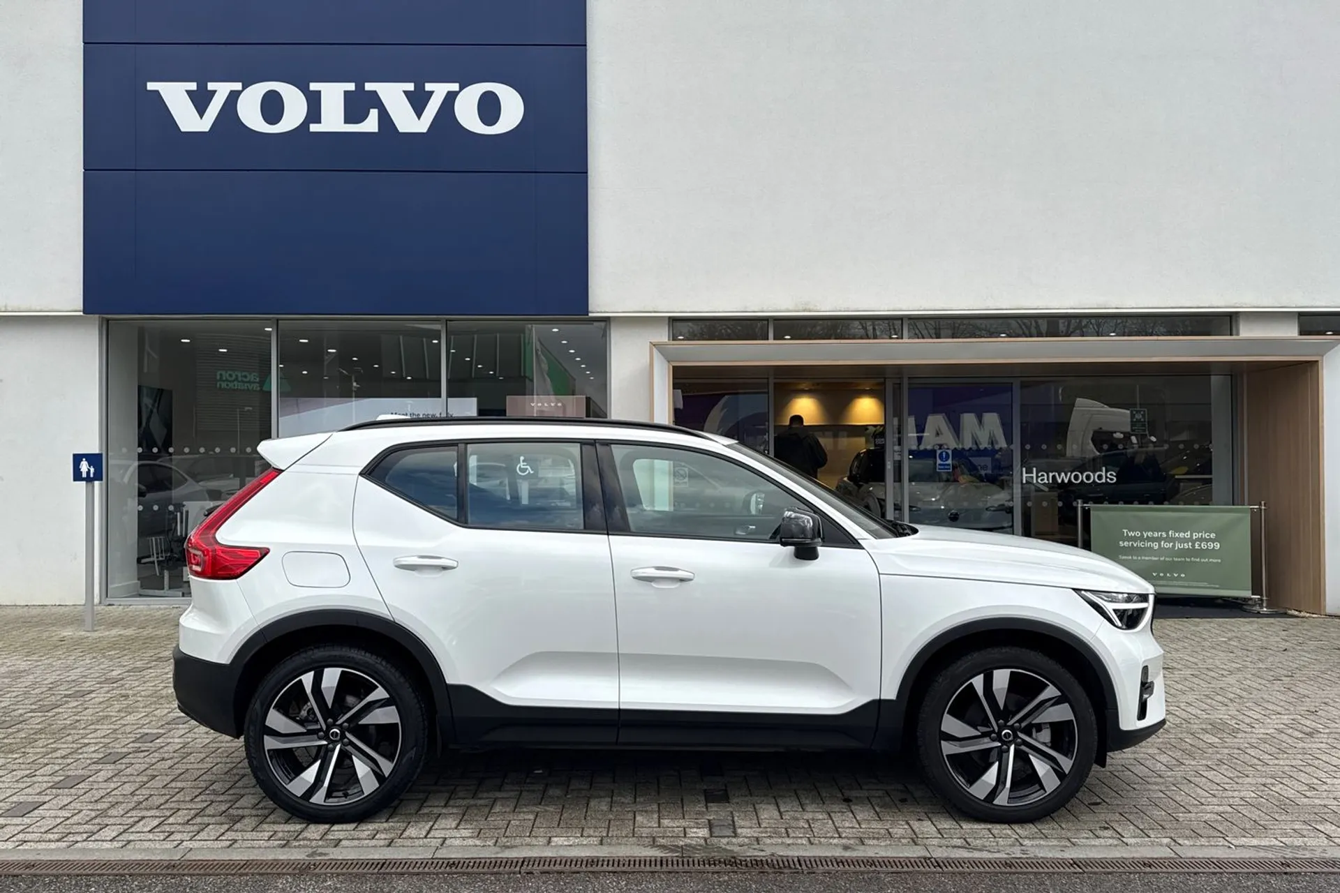 Volvo XC40 thumbnail image number 2