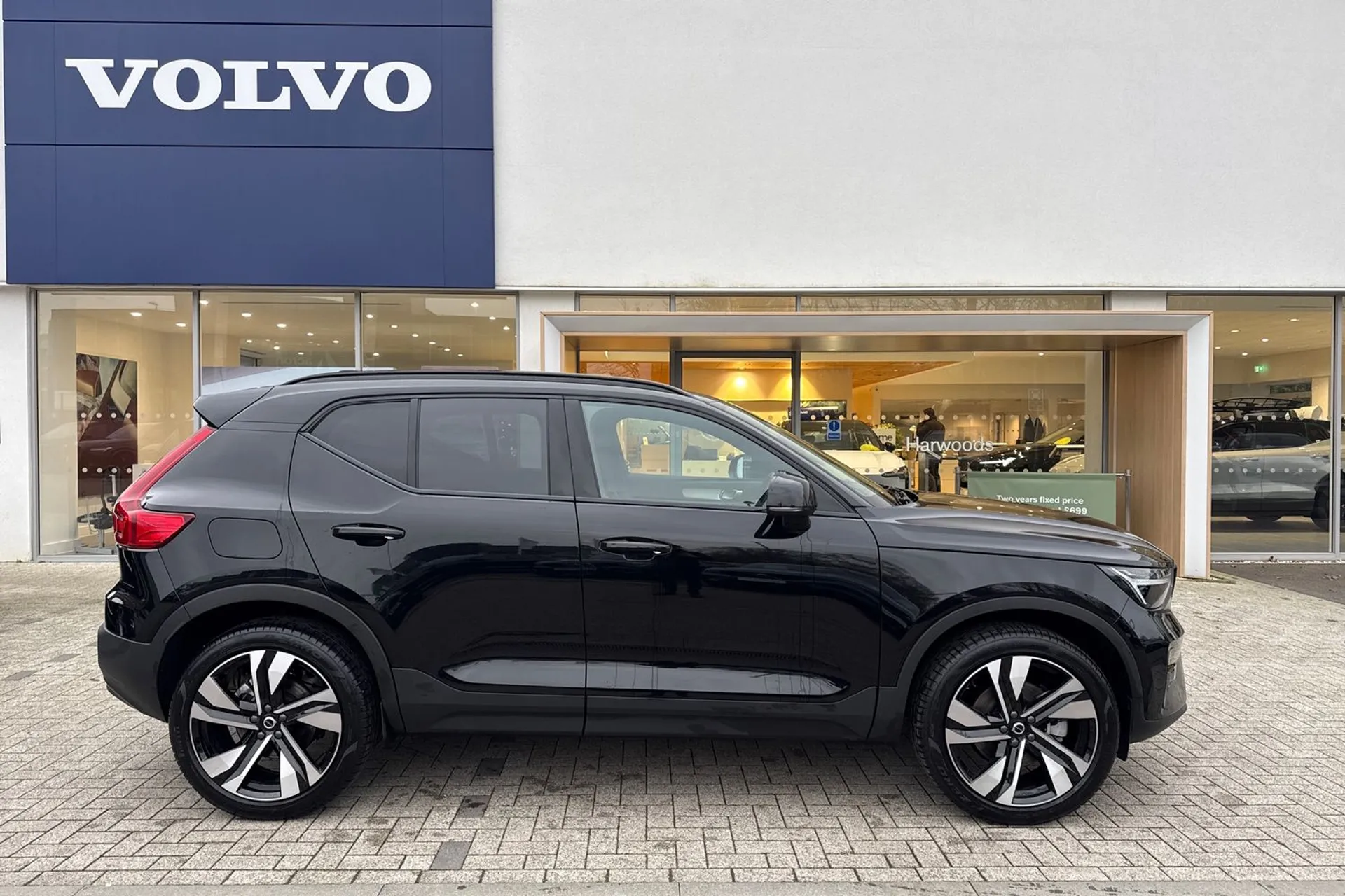 Volvo XC40 thumbnail image number 2