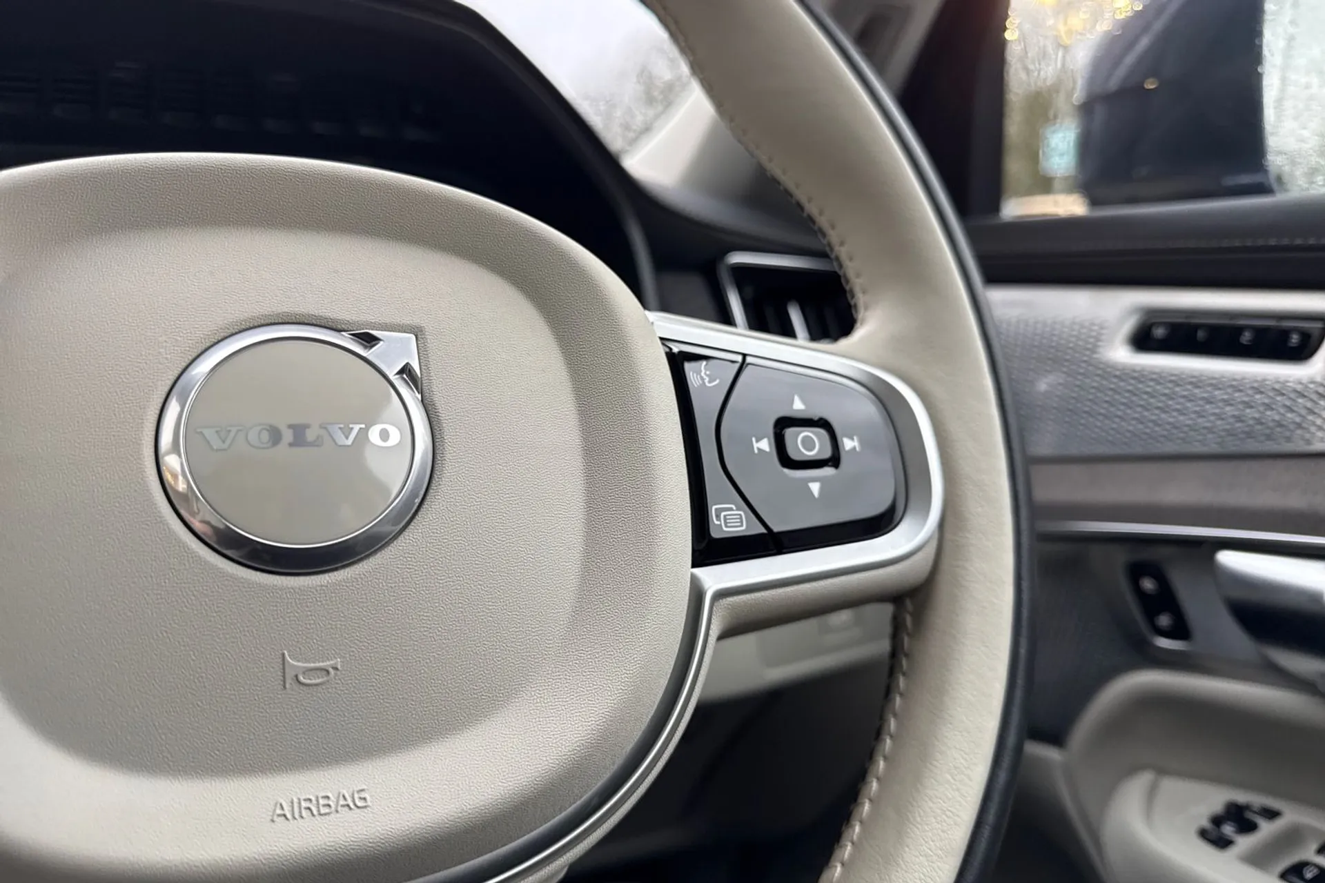 Volvo XC90 thumbnail image number 38