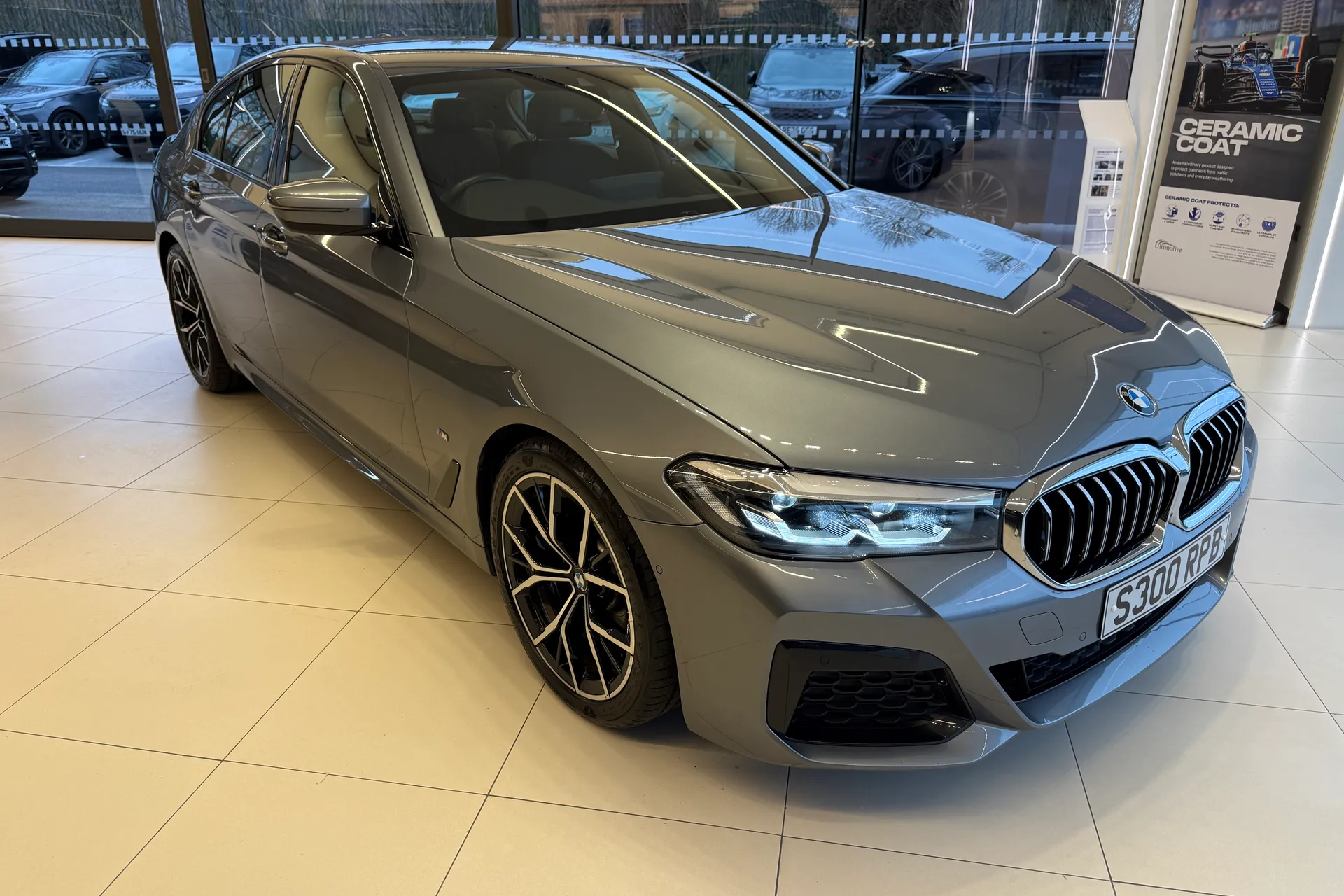 BMW 5 SERIES focused image