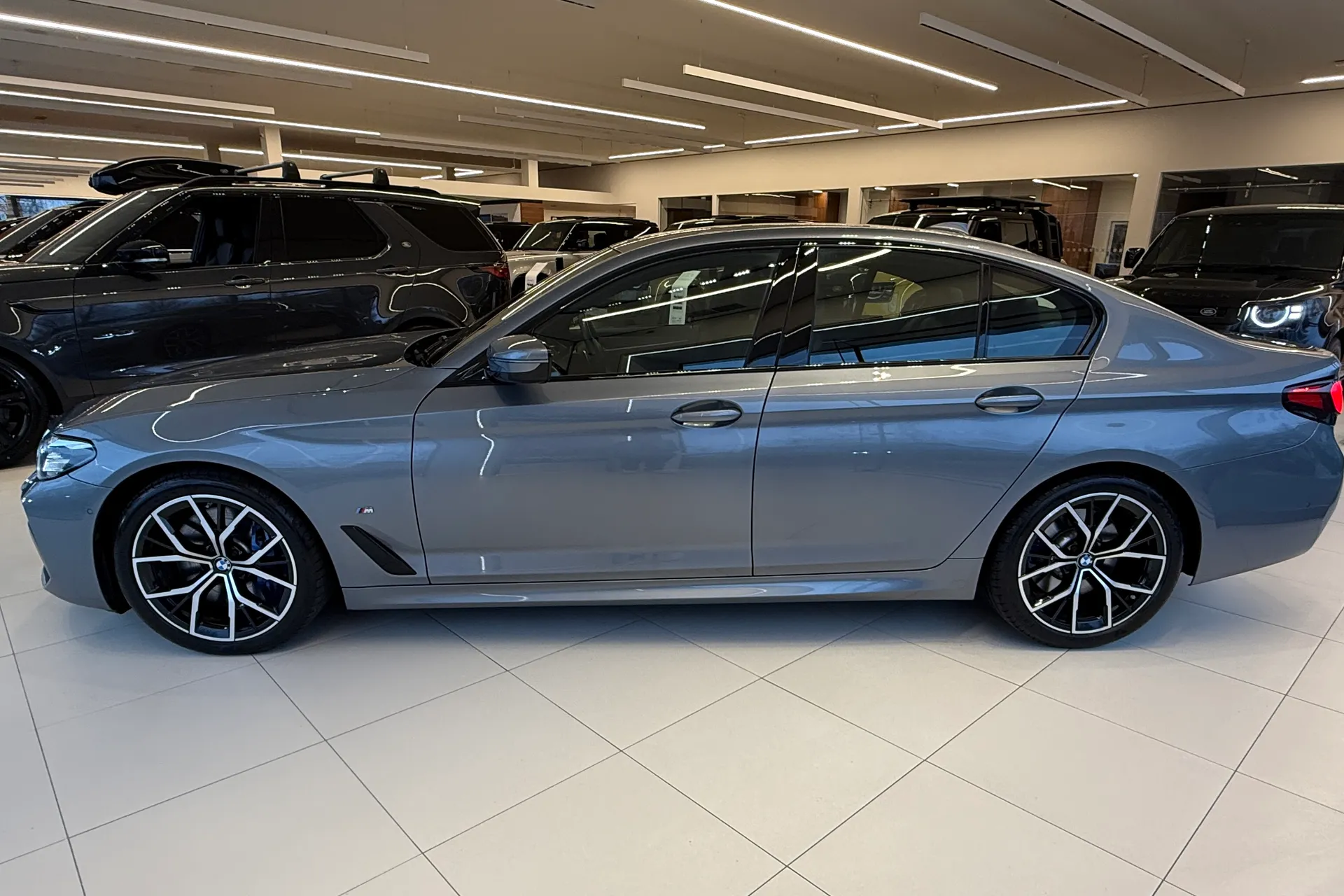 BMW 5 SERIES thumbnail image number 2