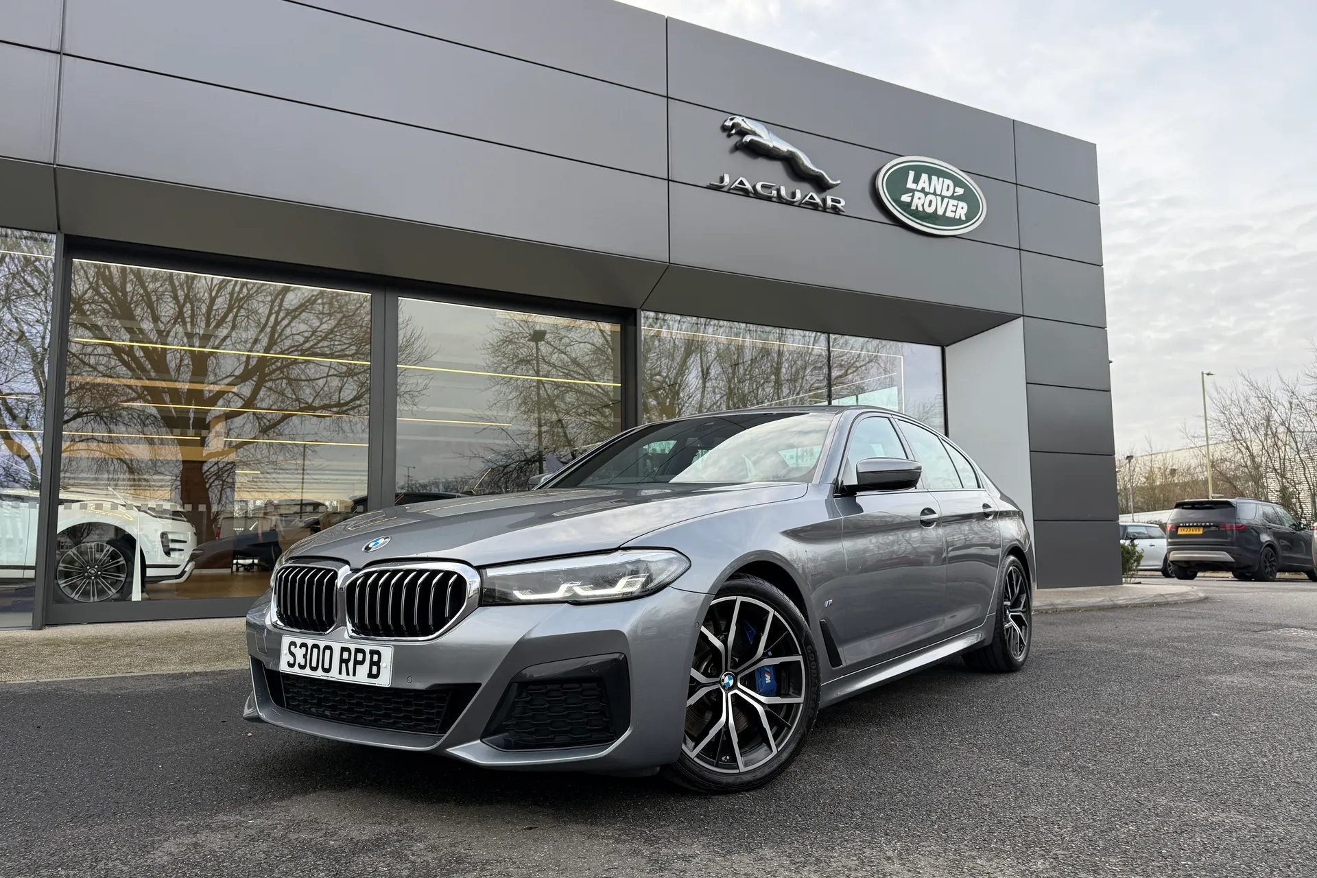 BMW 5 SERIES focused image