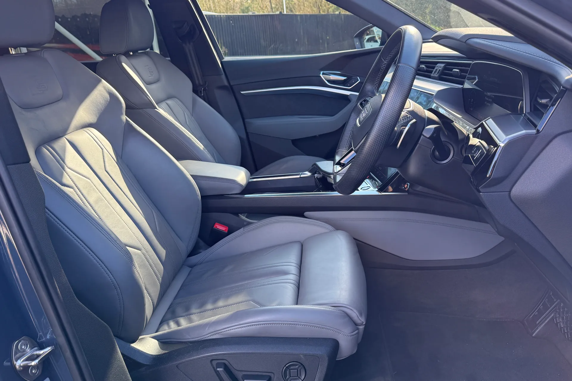 Audi e-tron thumbnail image number 13