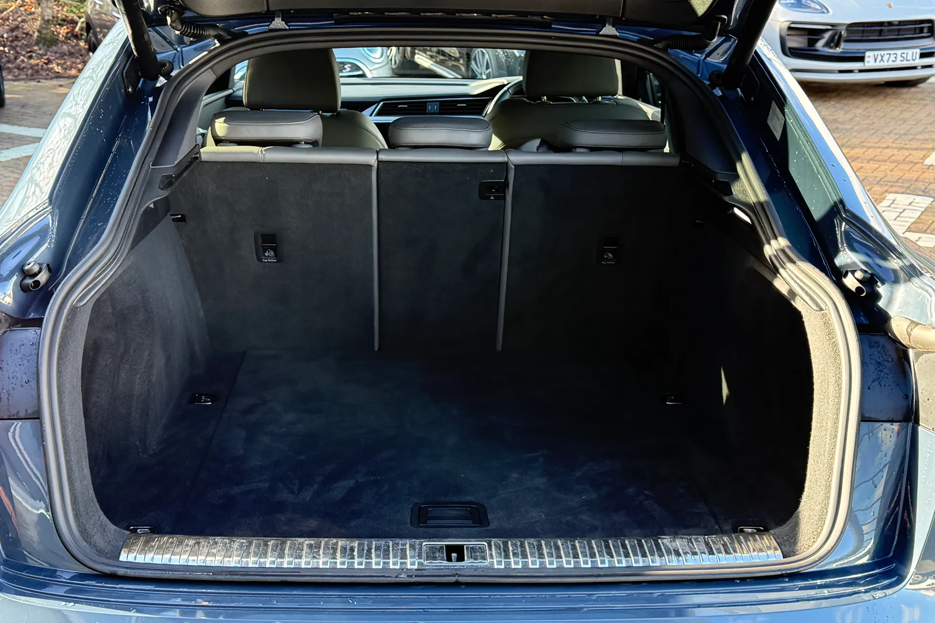 Audi e-tron thumbnail image number 27