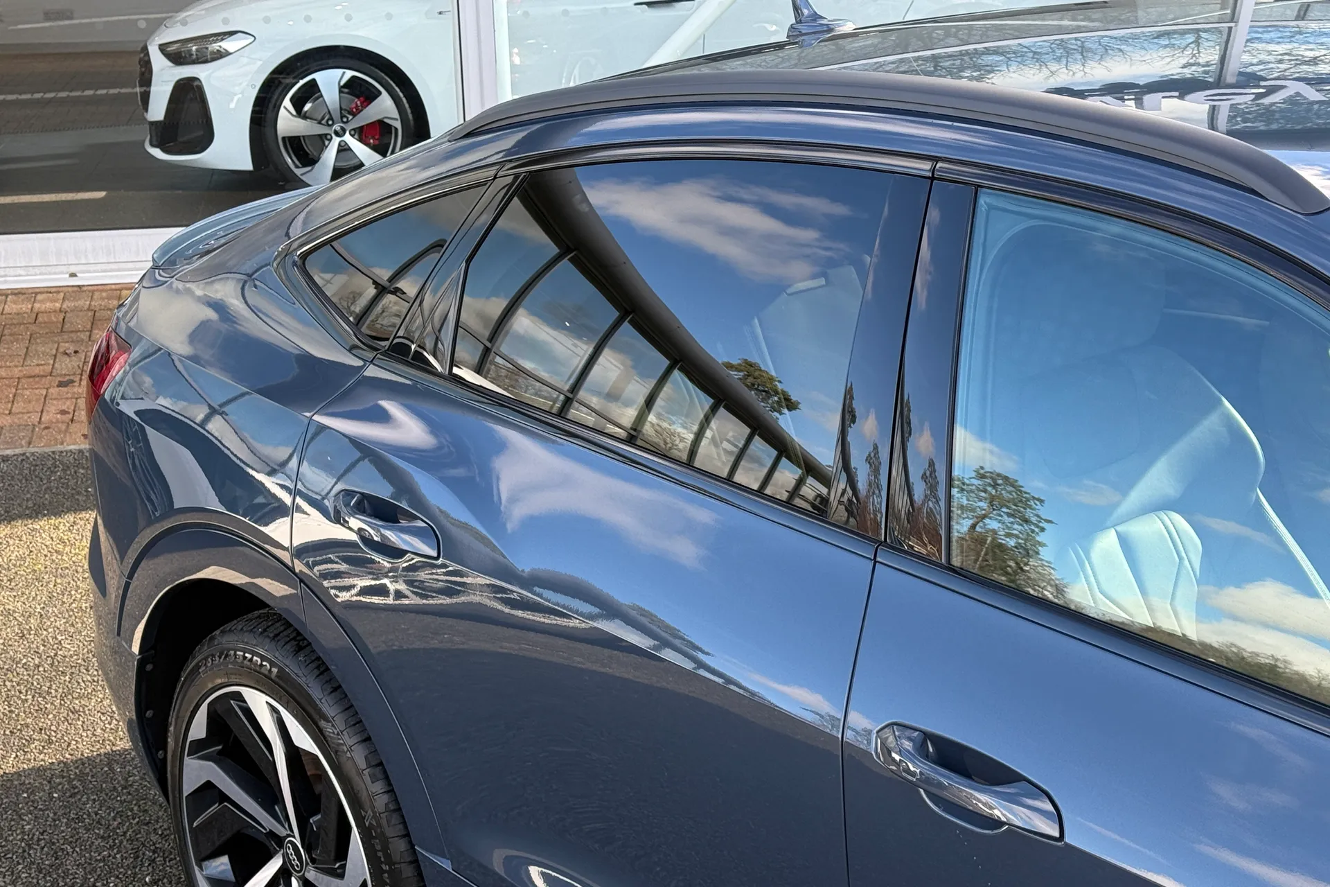 Audi e-tron thumbnail image number 30