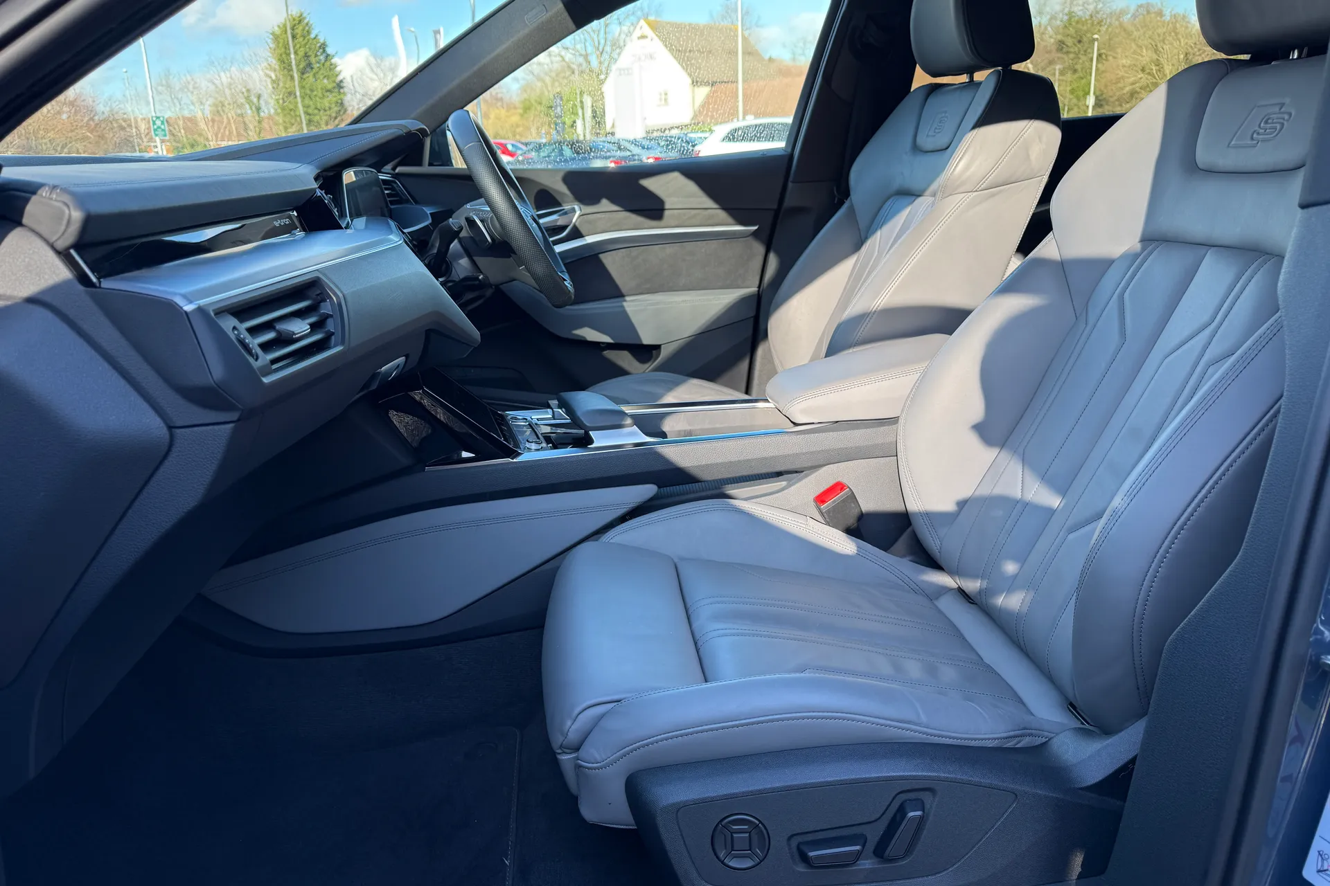 Audi e-tron thumbnail image number 20