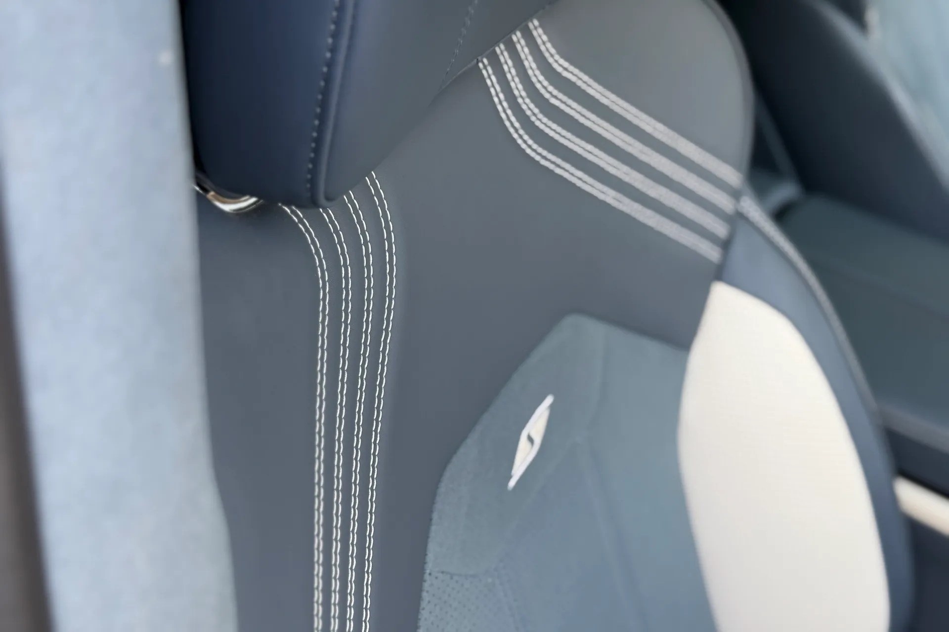 Bentley BENTAYGA thumbnail image number 20