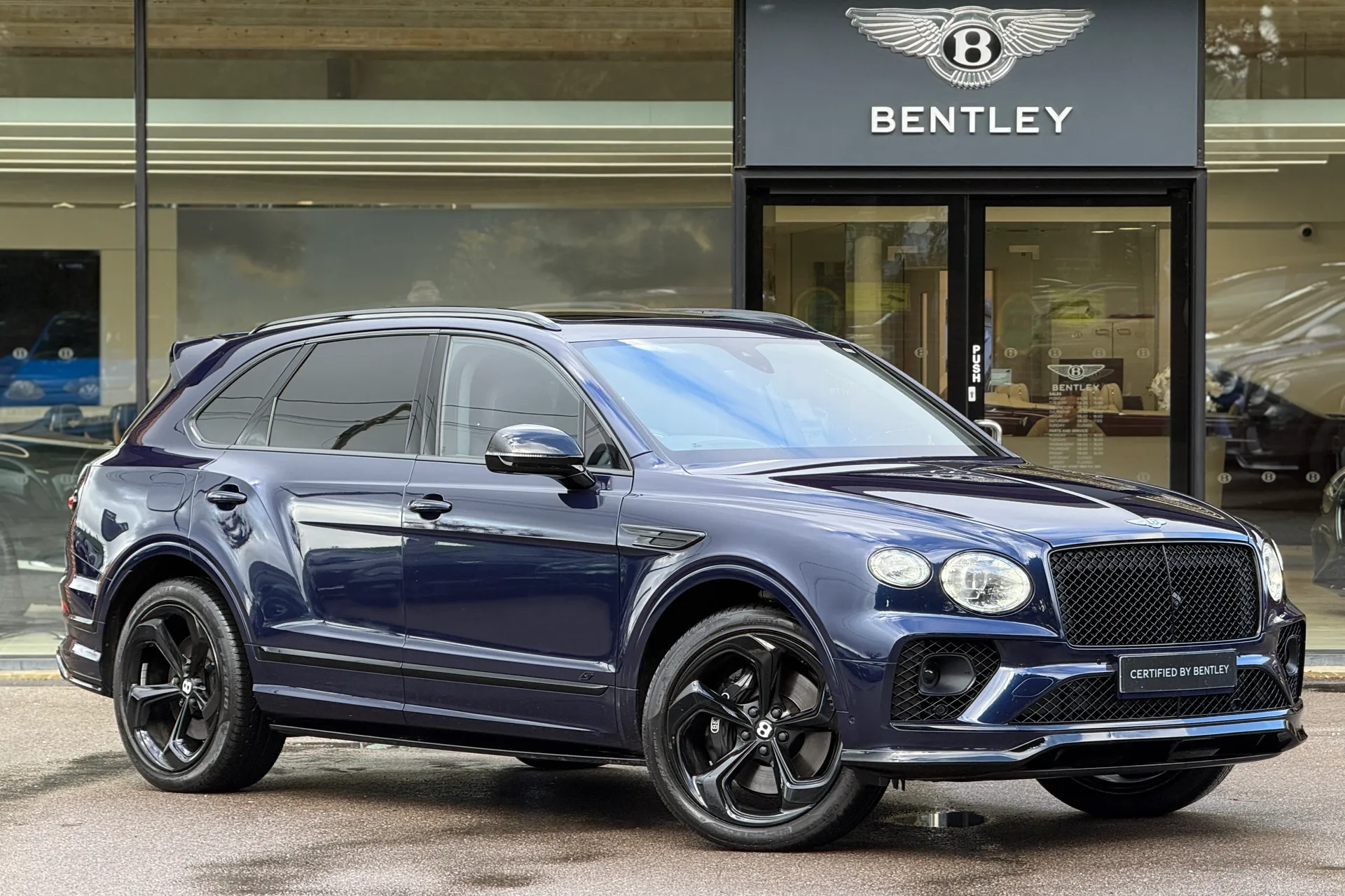 Bentley BENTAYGA focused image
