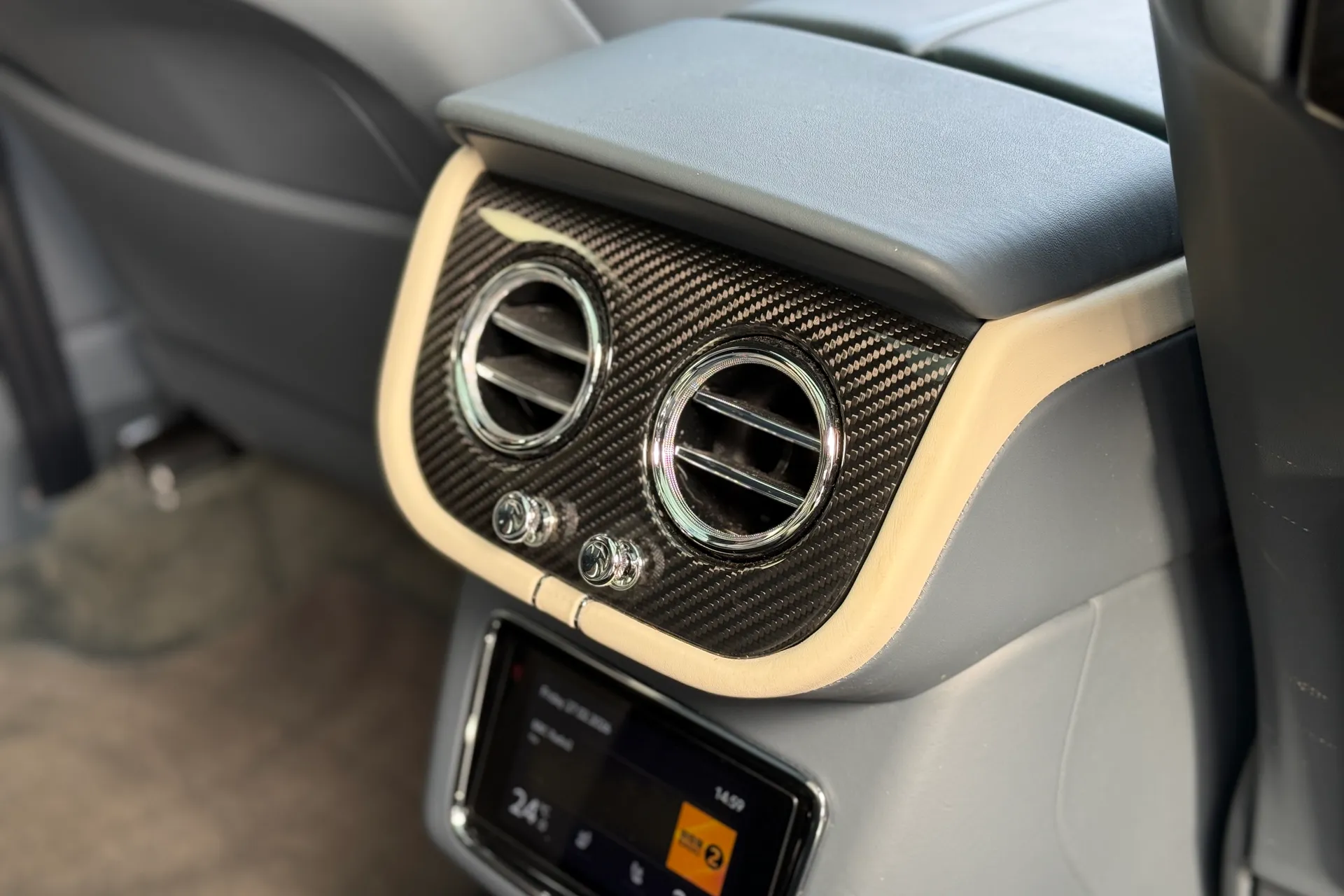 Bentley BENTAYGA thumbnail image number 28