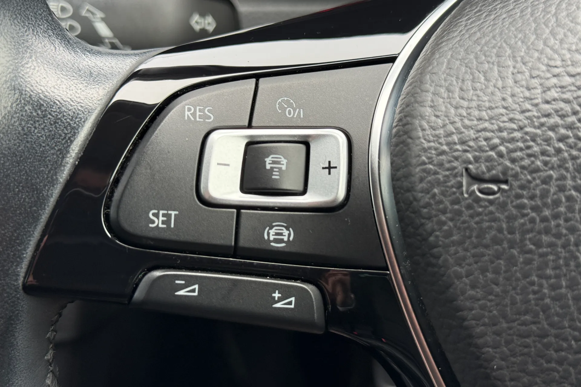 VOLKSWAGEN GOLF thumbnail image number 12