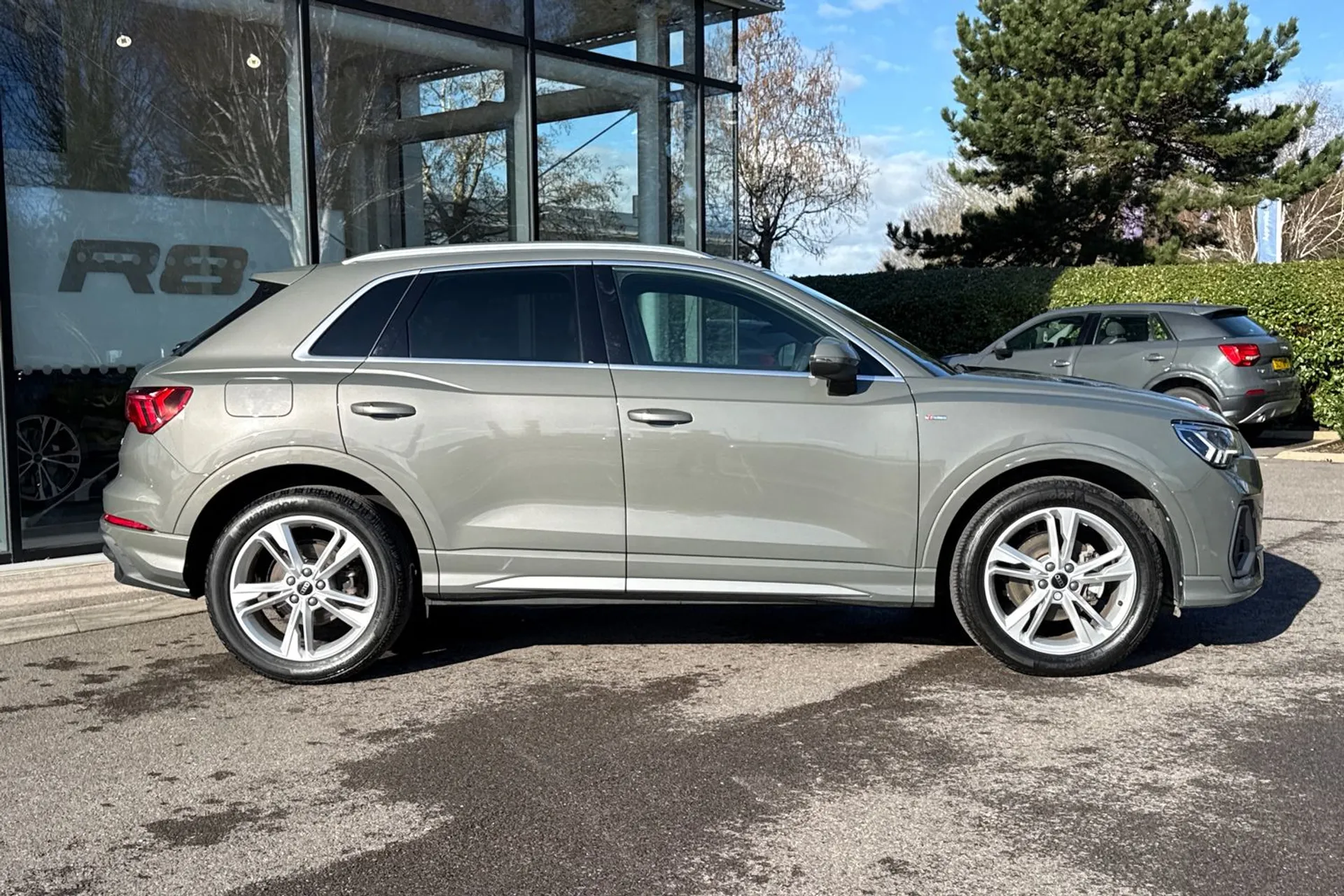 Audi Q3 thumbnail image number 2