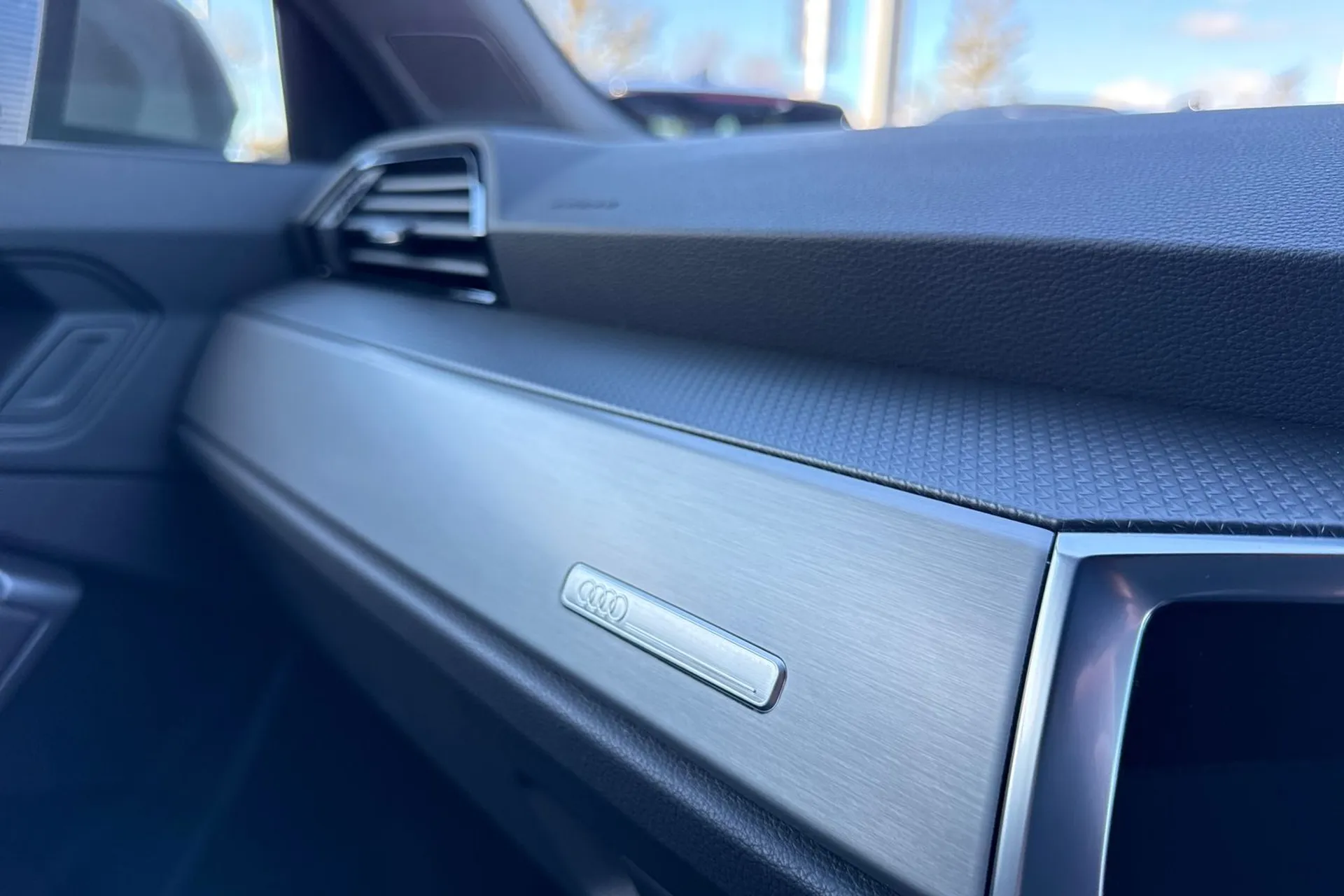 Audi Q3 thumbnail image number 36