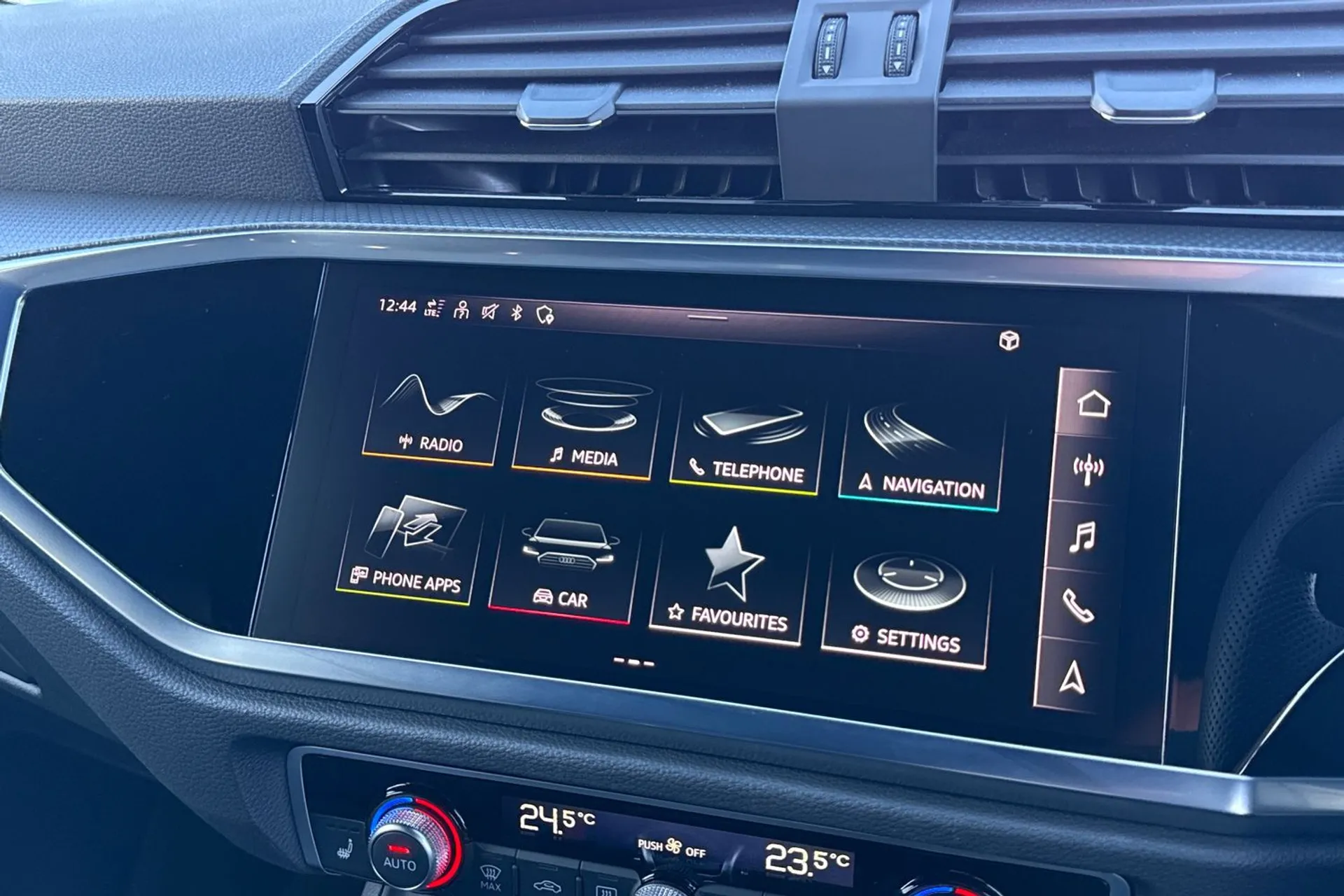 Audi Q3 thumbnail image number 25