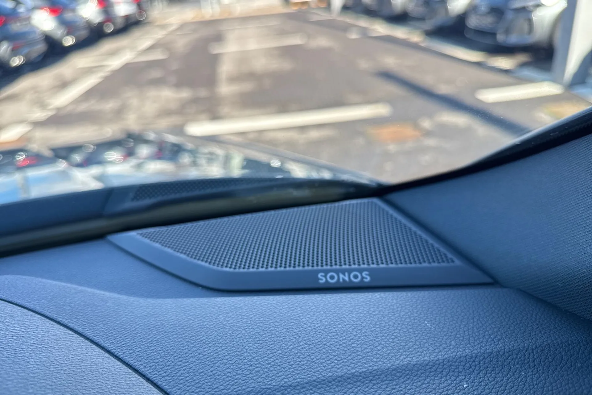 Audi Q3 thumbnail image number 23