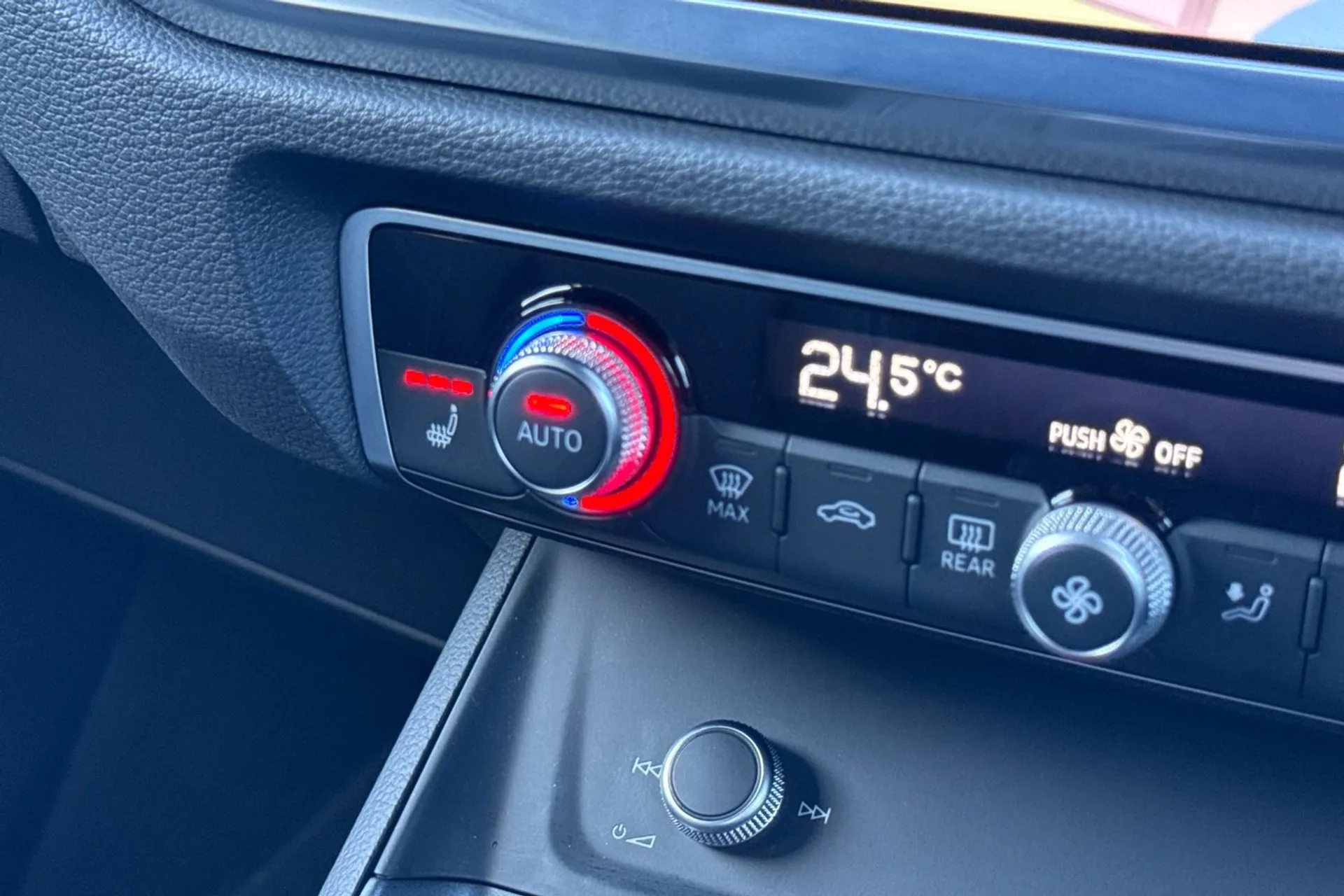 Audi Q3 thumbnail image number 17