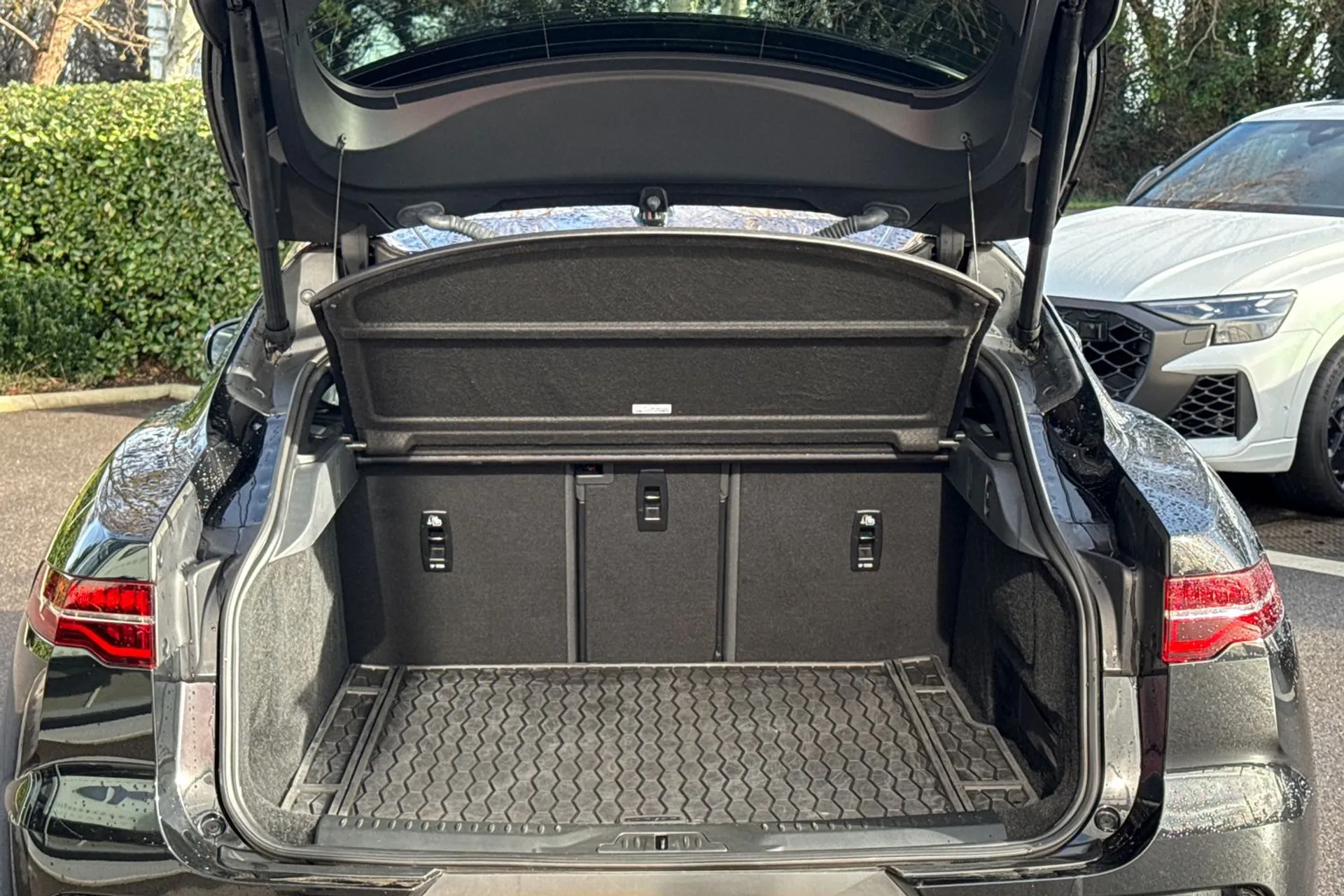 Jaguar I-PACE thumbnail image number 36