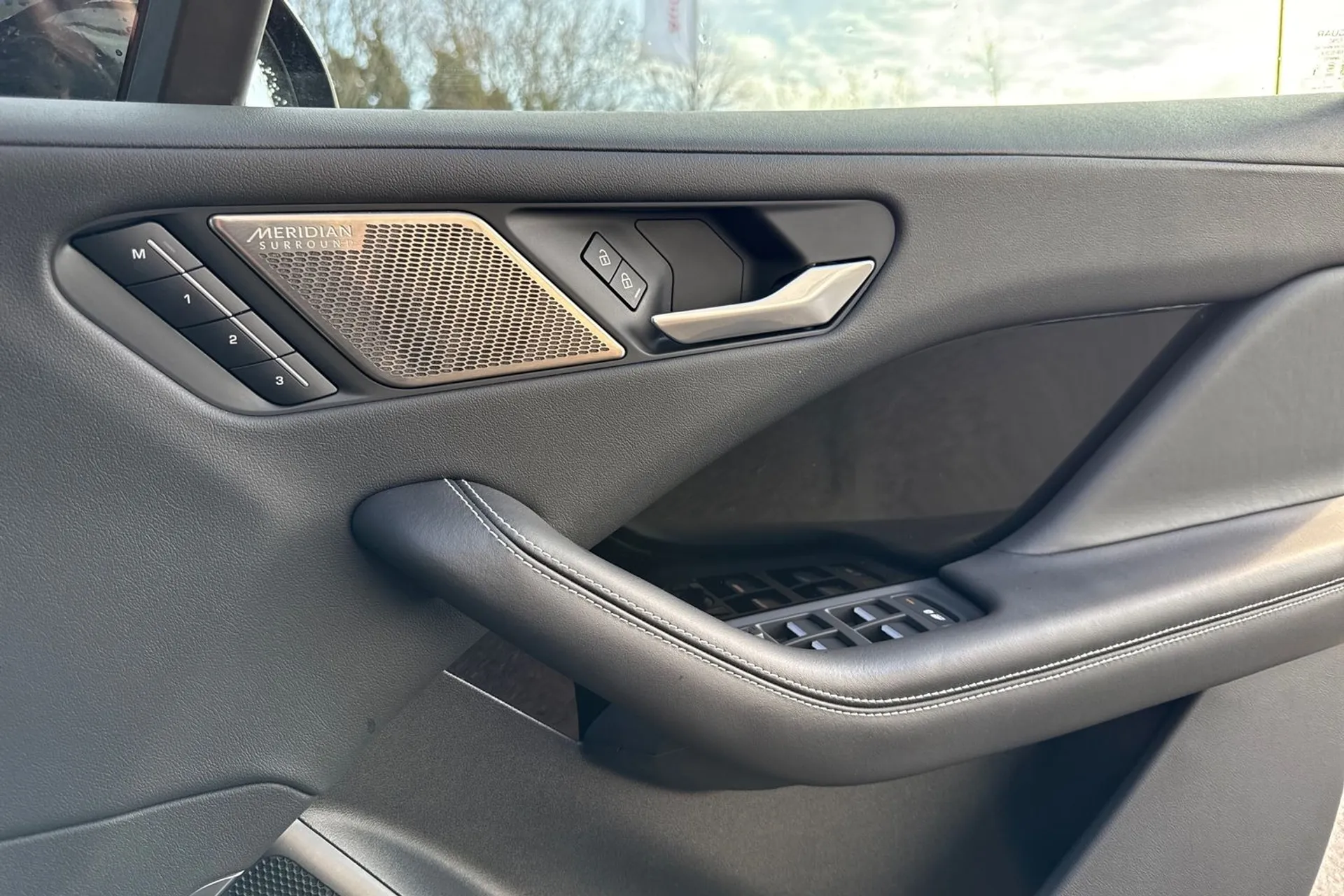 Jaguar I-PACE thumbnail image number 52