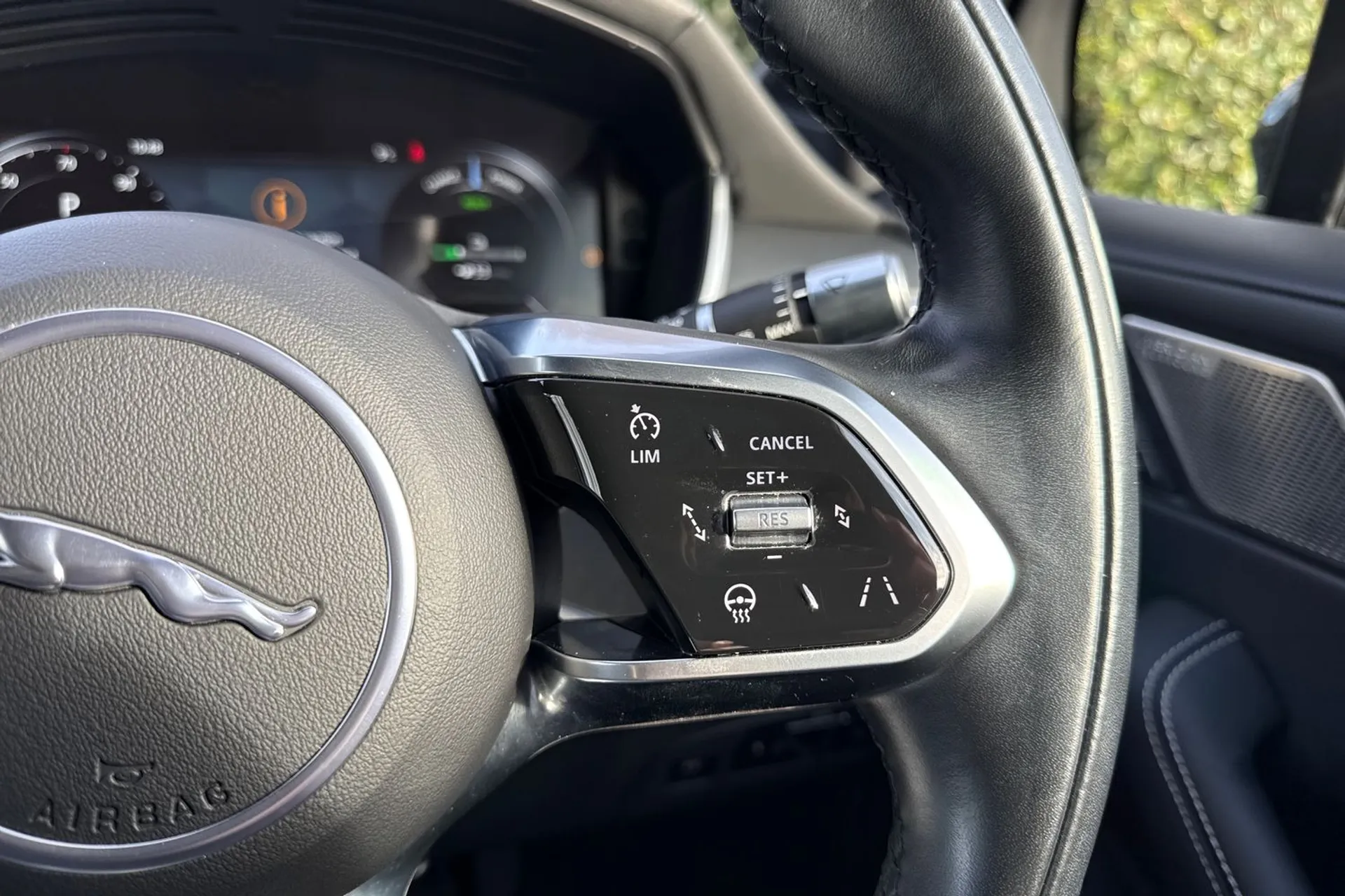 Jaguar I-PACE thumbnail image number 34