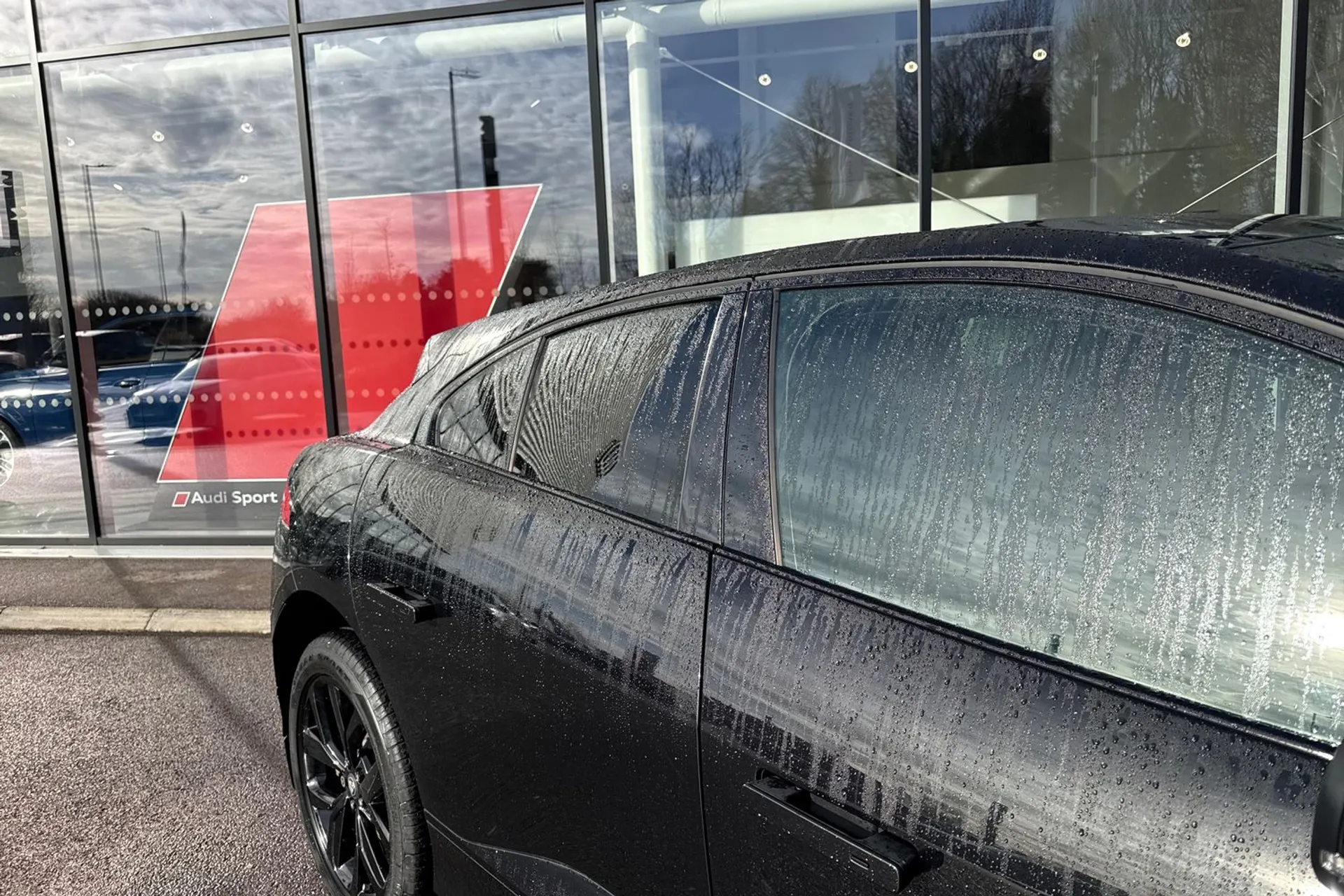 Jaguar I-PACE thumbnail image number 26