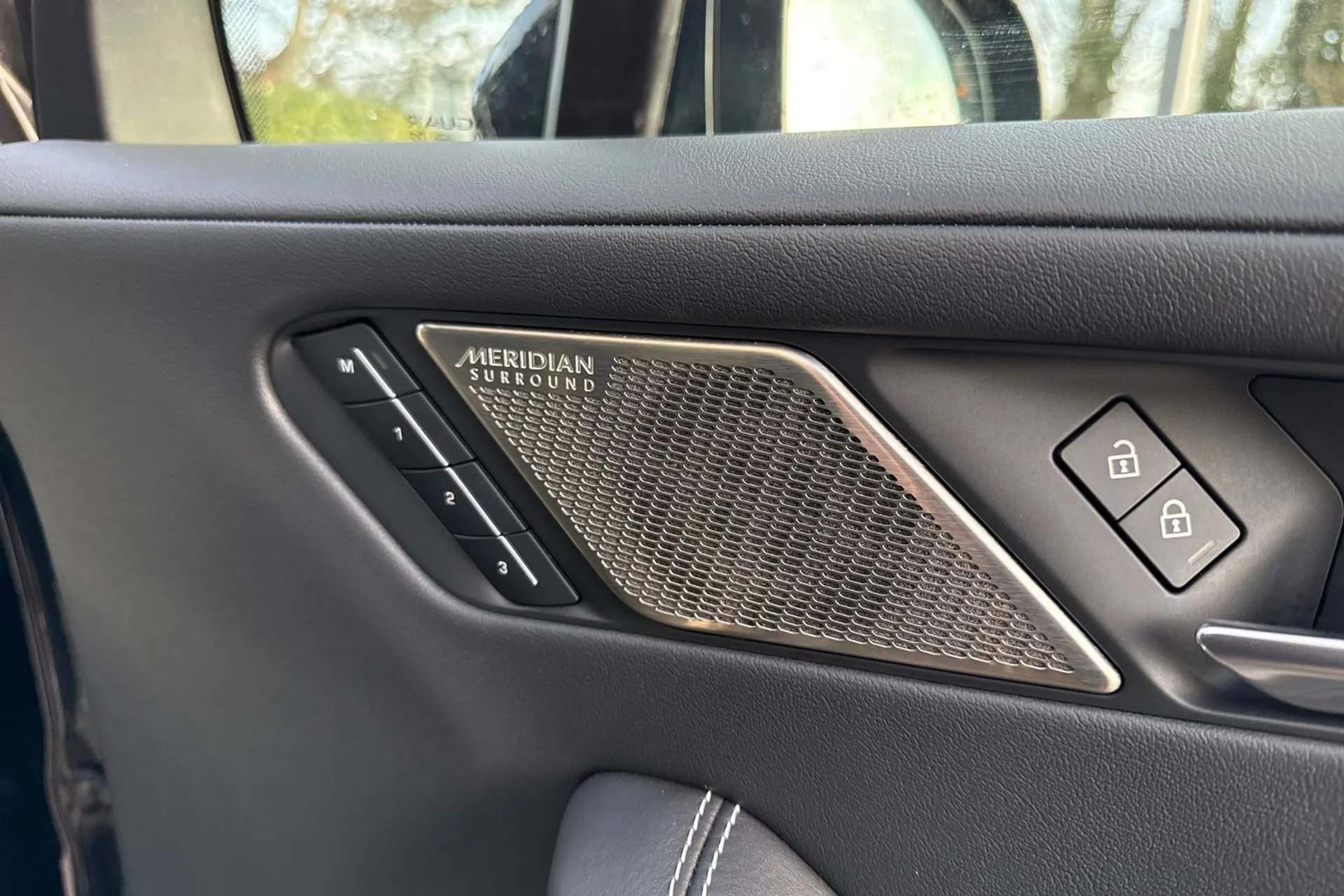 Jaguar I-PACE thumbnail image number 20