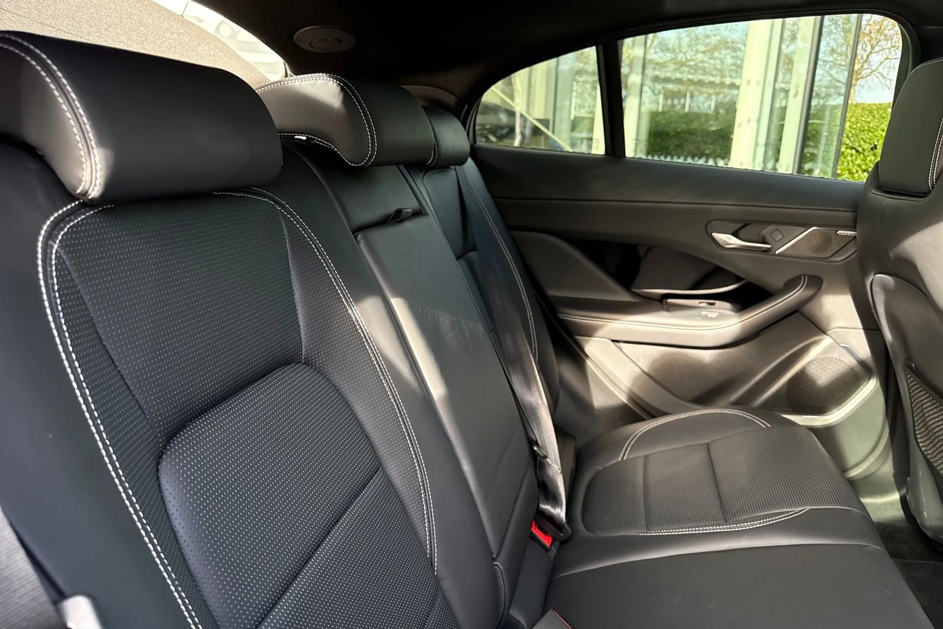 Jaguar I-PACE thumbnail image number 40