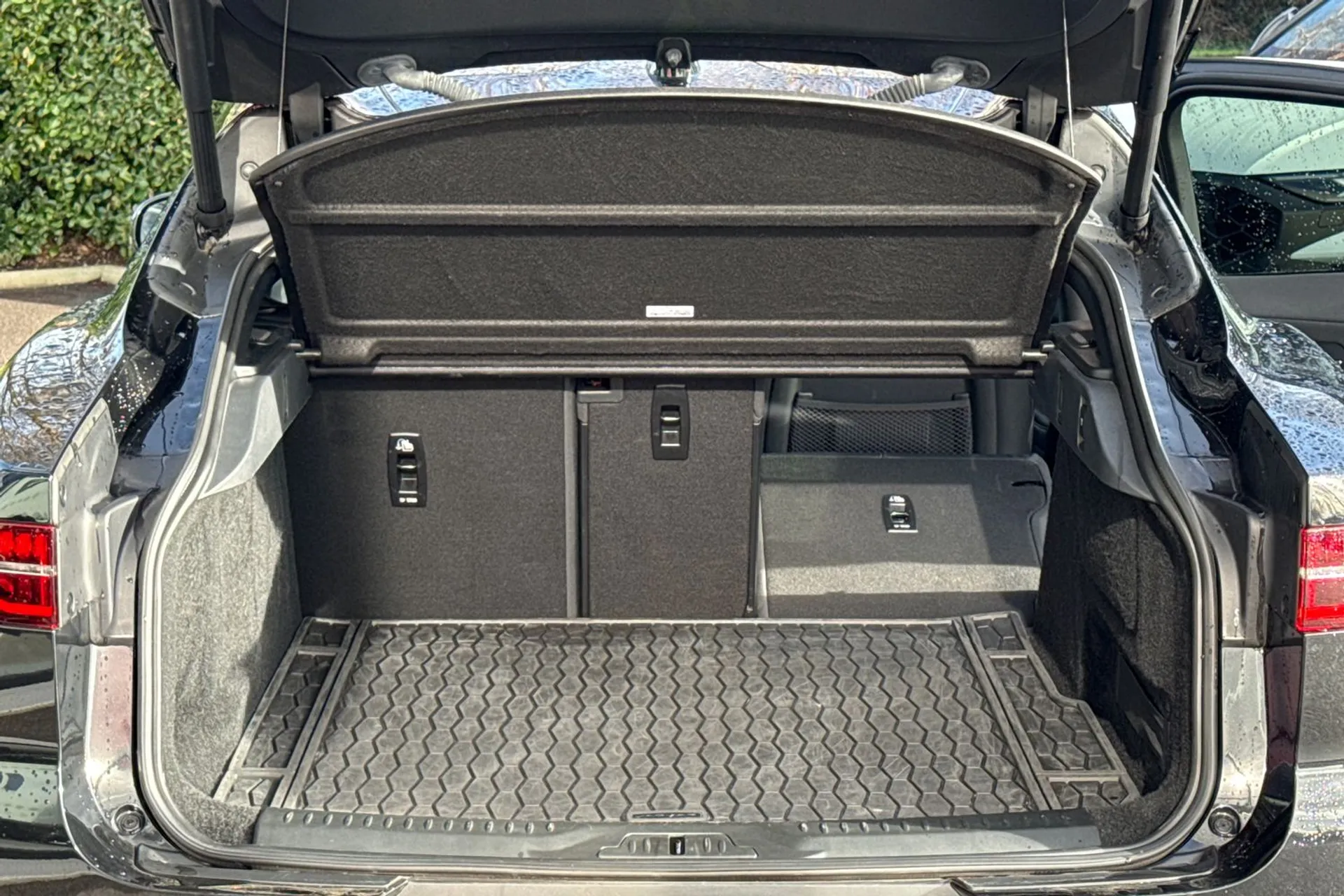 Jaguar I-PACE thumbnail image number 39