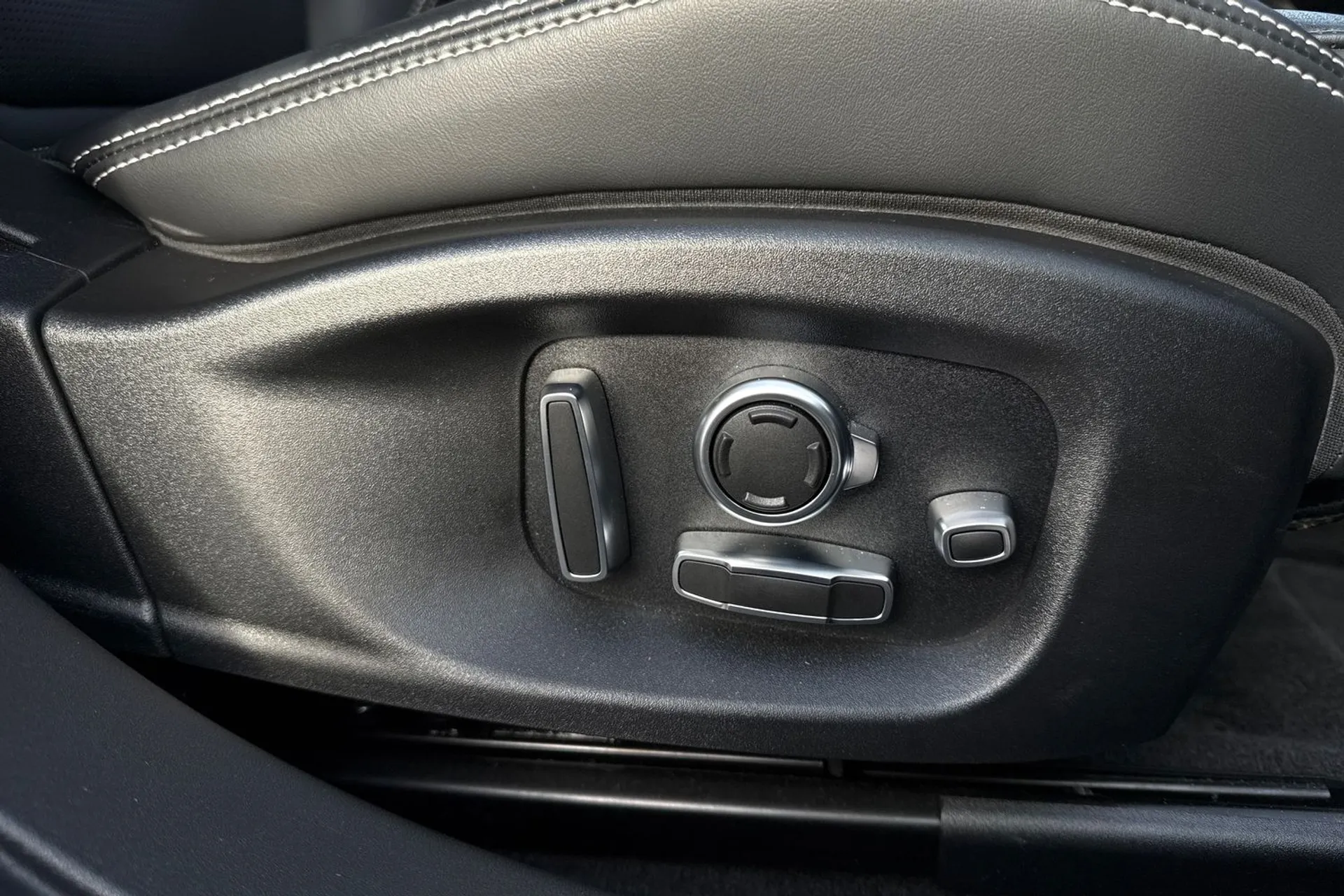 Jaguar I-PACE thumbnail image number 17