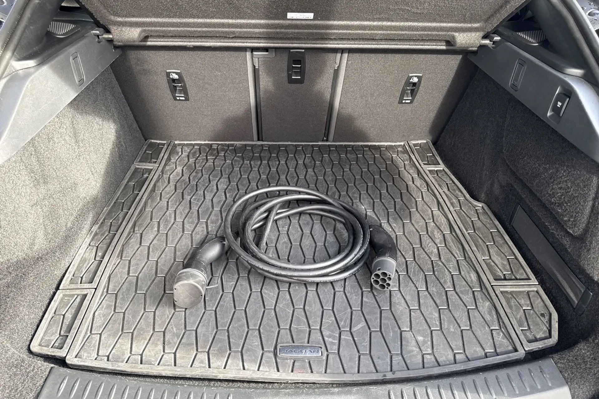 Jaguar I-PACE thumbnail image number 32