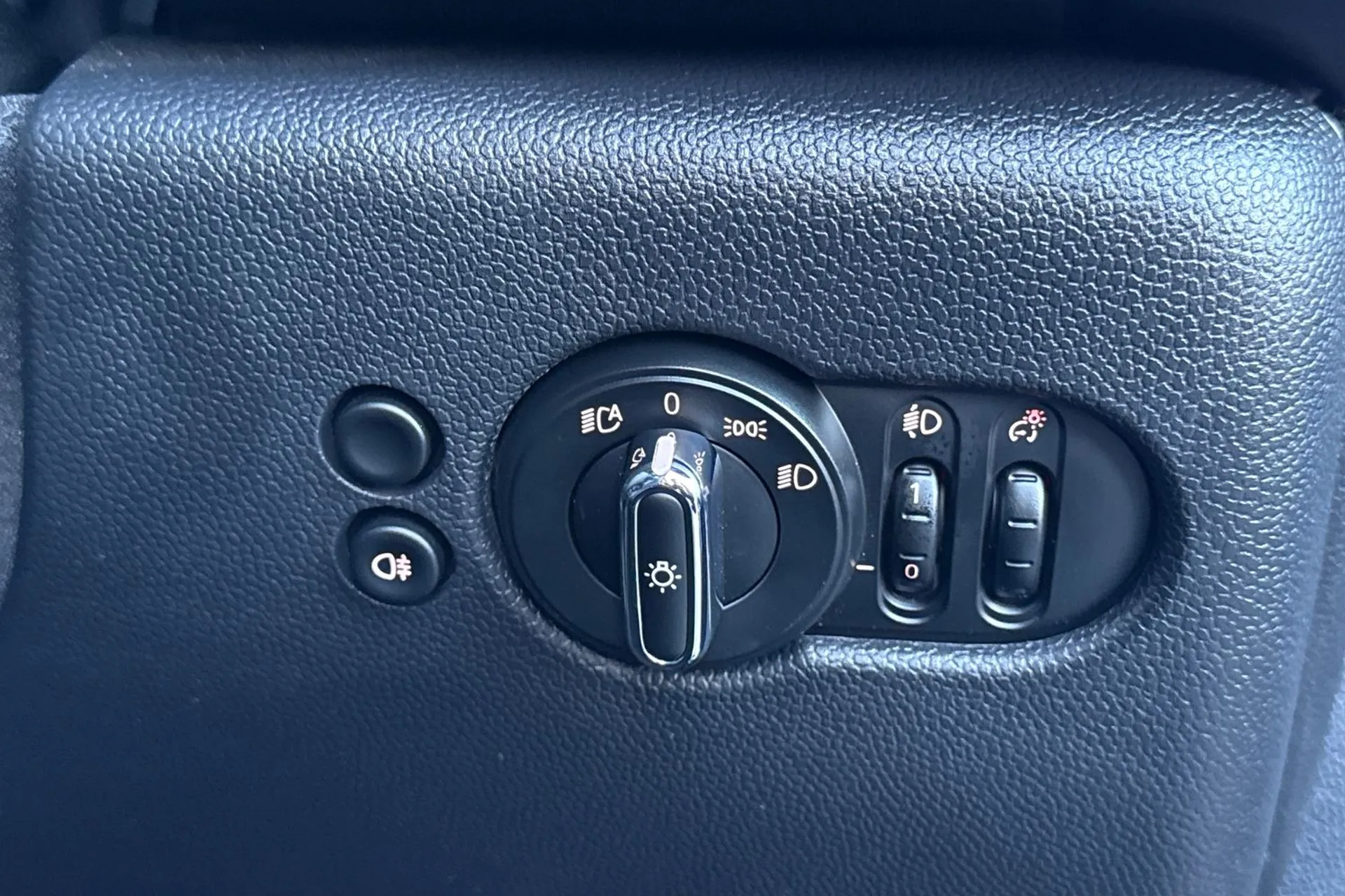 MINI HATCHBACK thumbnail image number 53