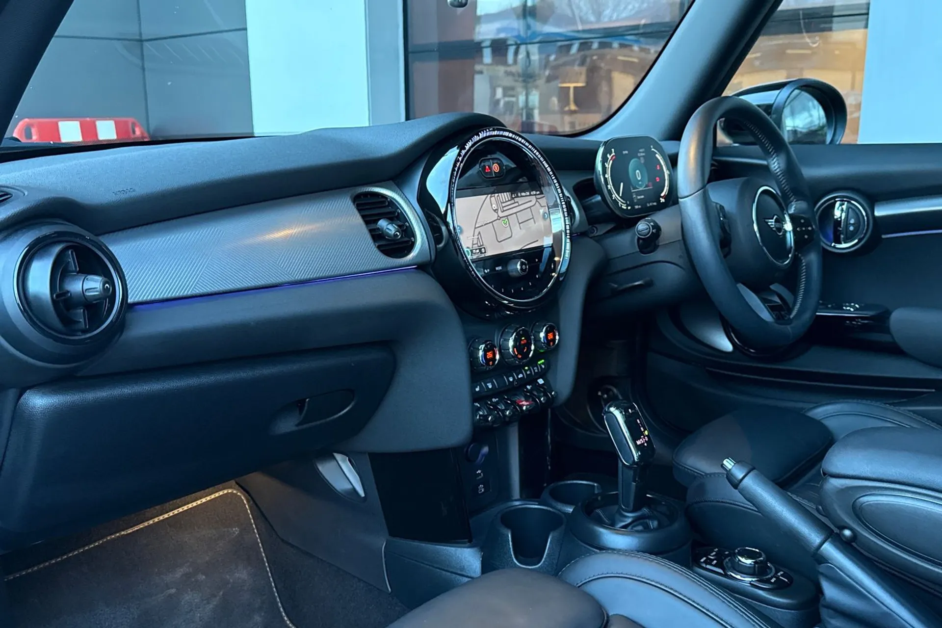 MINI HATCHBACK thumbnail image number 40