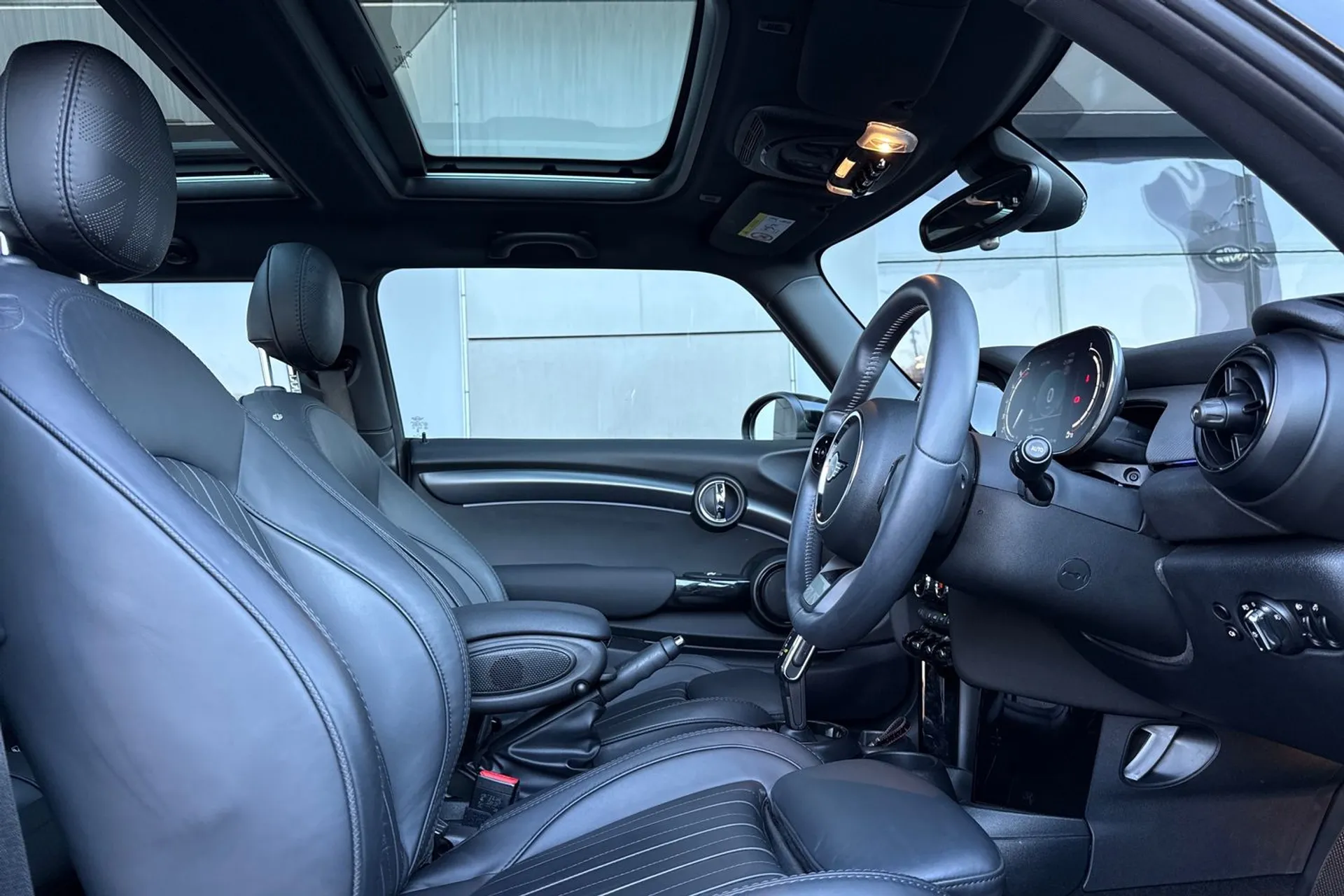 MINI HATCHBACK thumbnail image number 14