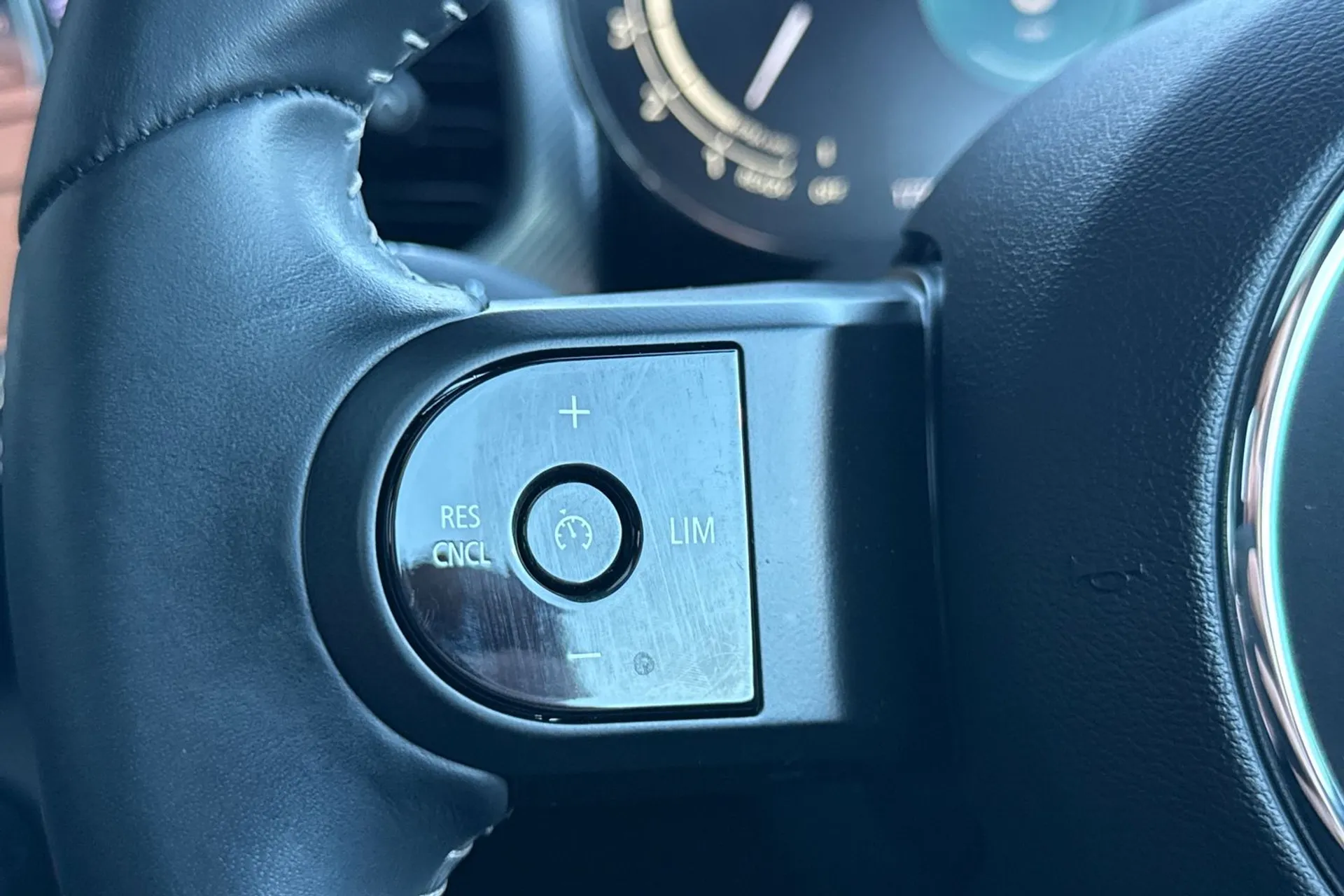 MINI HATCHBACK thumbnail image number 24