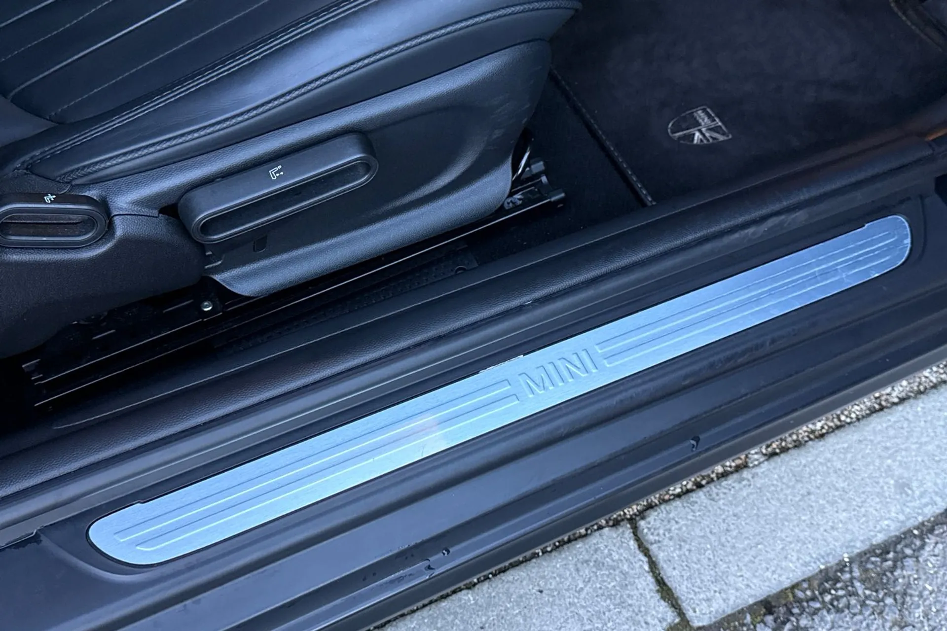 MINI HATCHBACK thumbnail image number 15