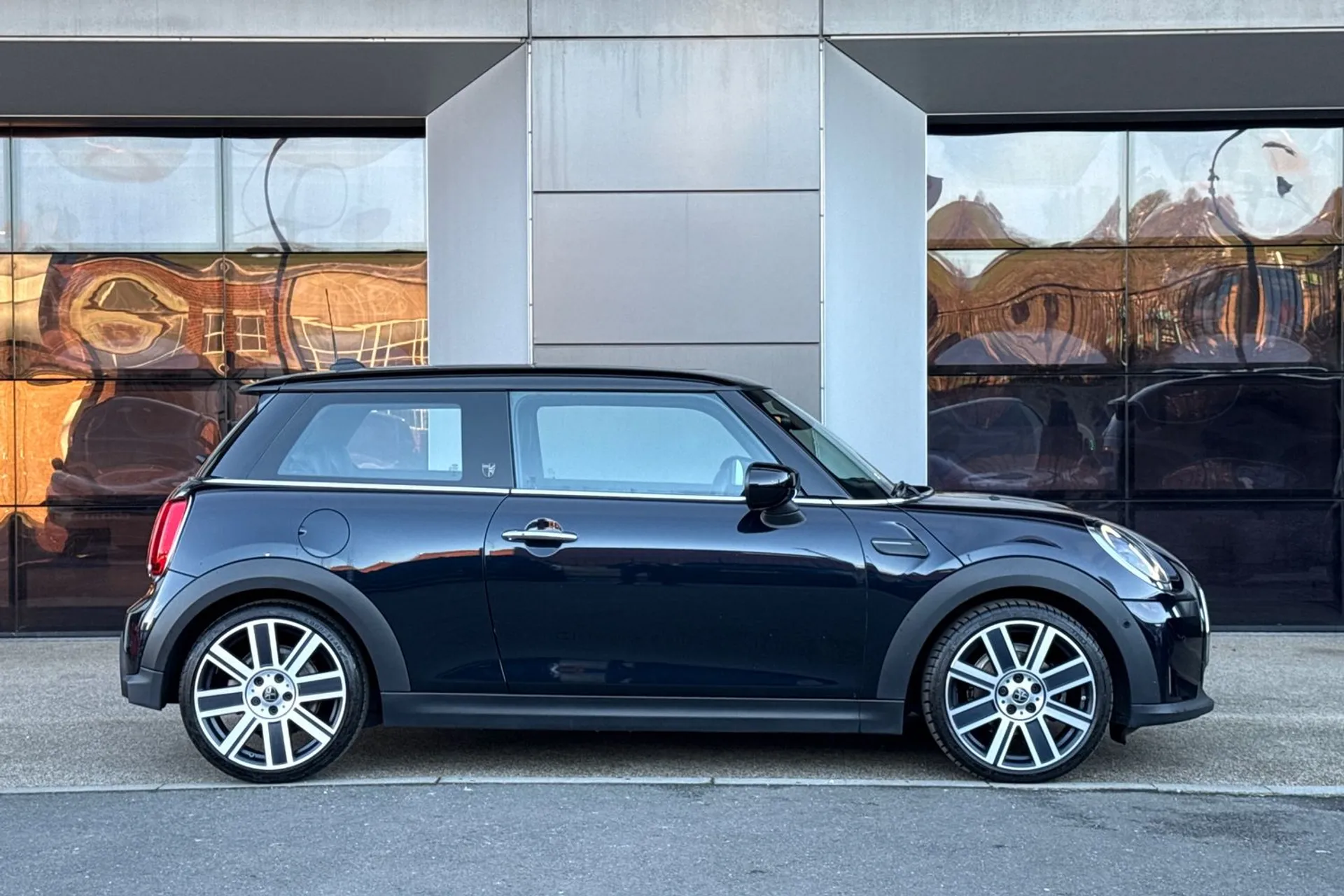 MINI HATCHBACK thumbnail image number 2