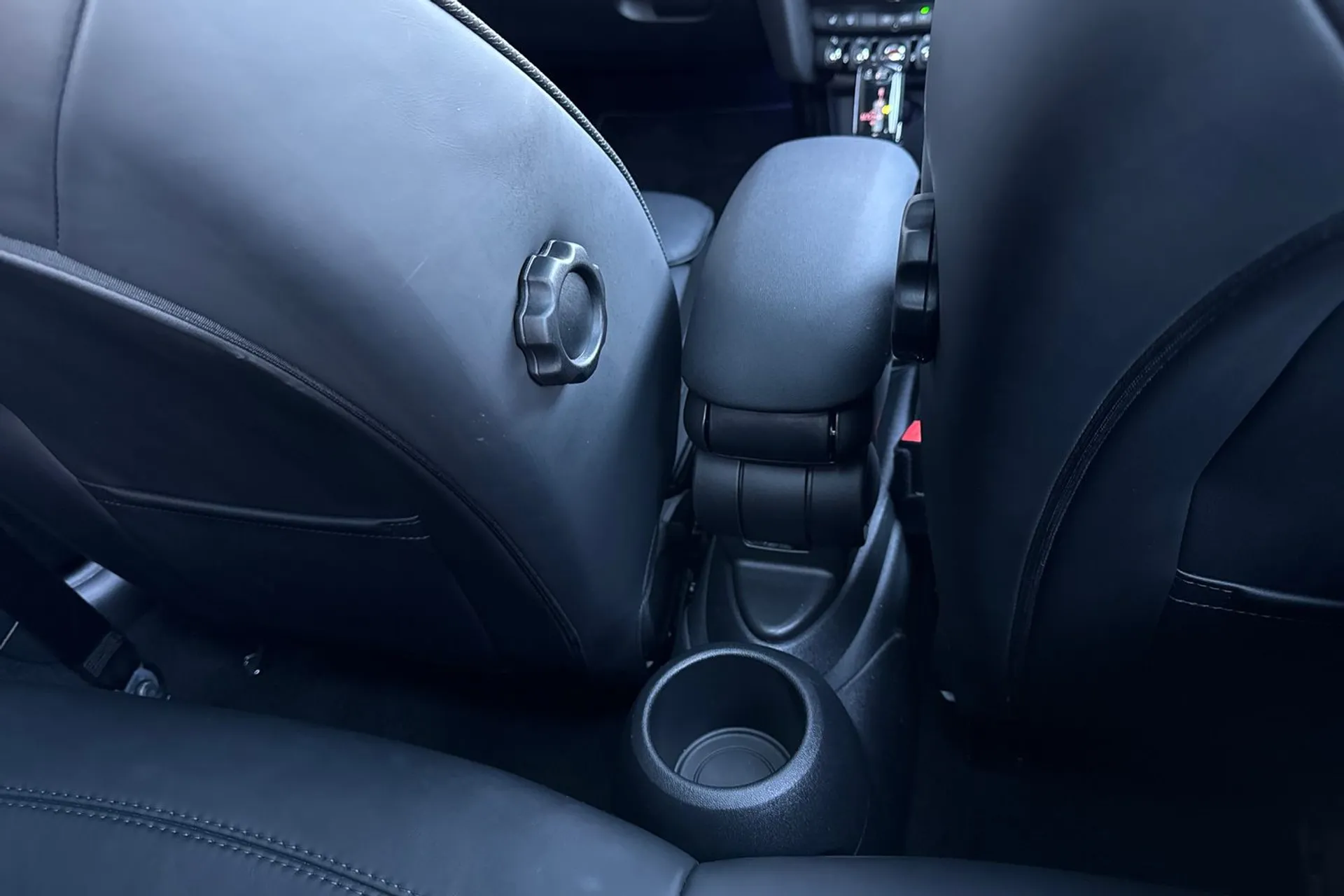 MINI HATCHBACK thumbnail image number 32