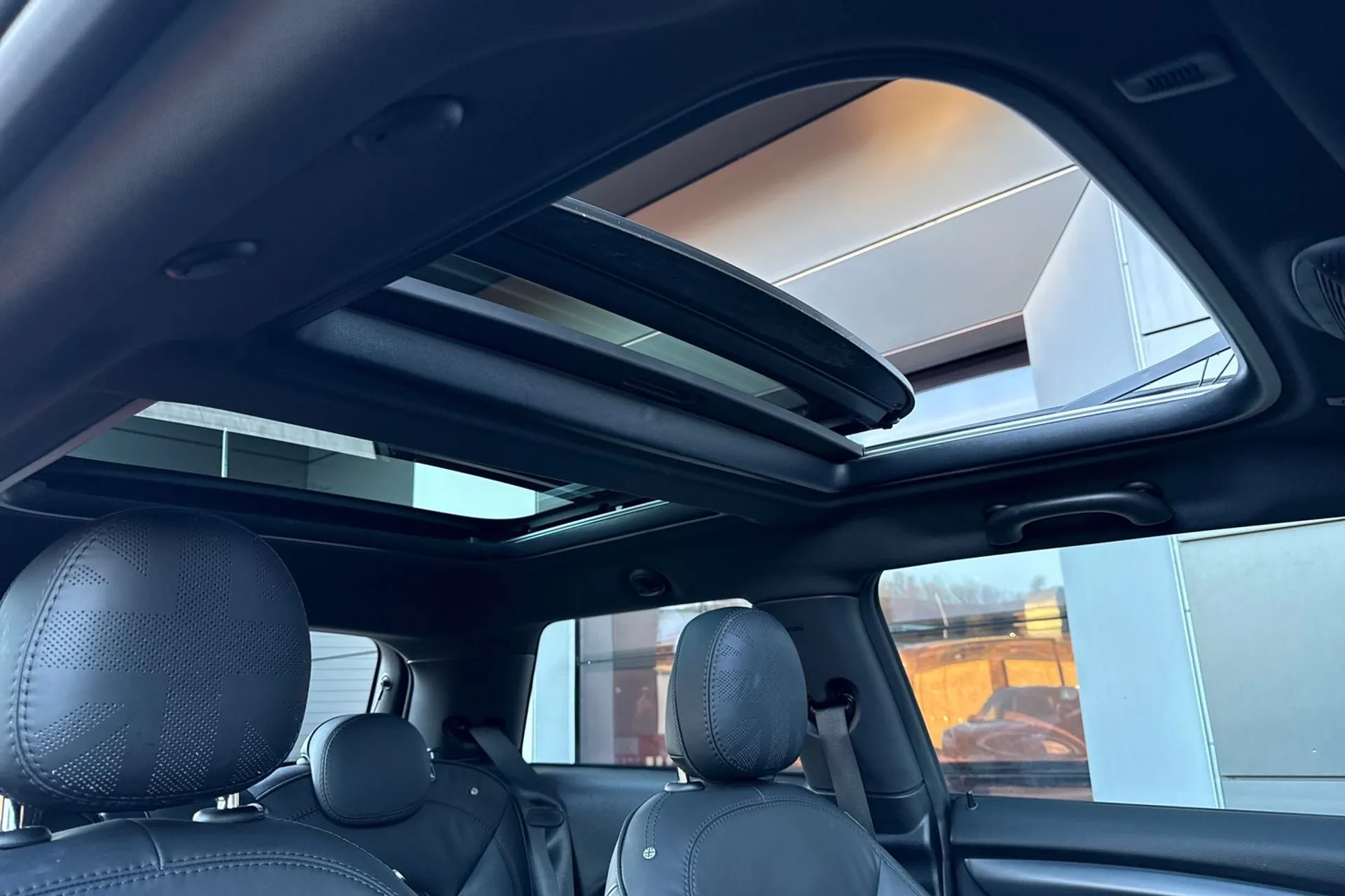 MINI HATCHBACK thumbnail image number 10