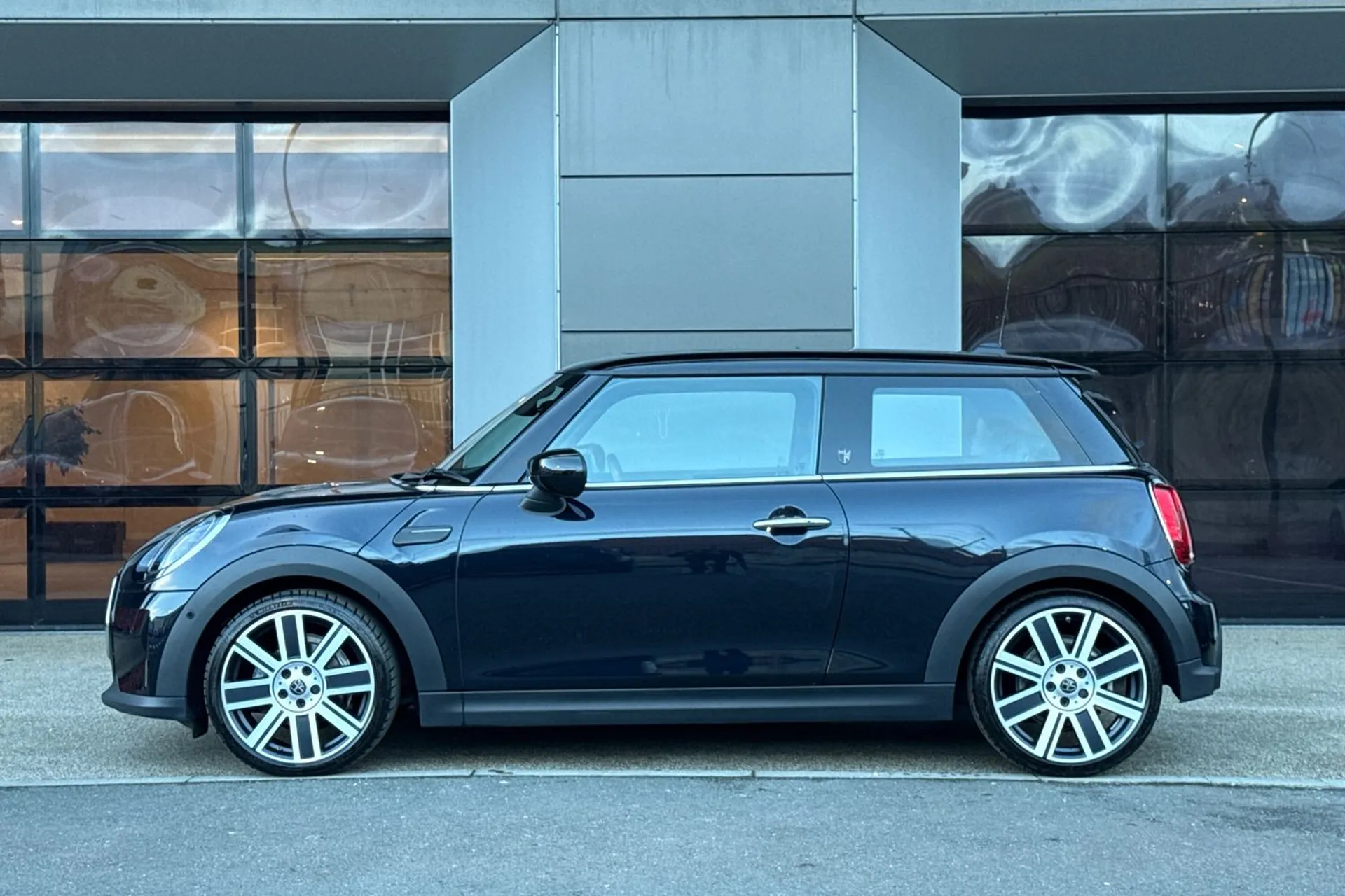 MINI HATCHBACK thumbnail image number 6