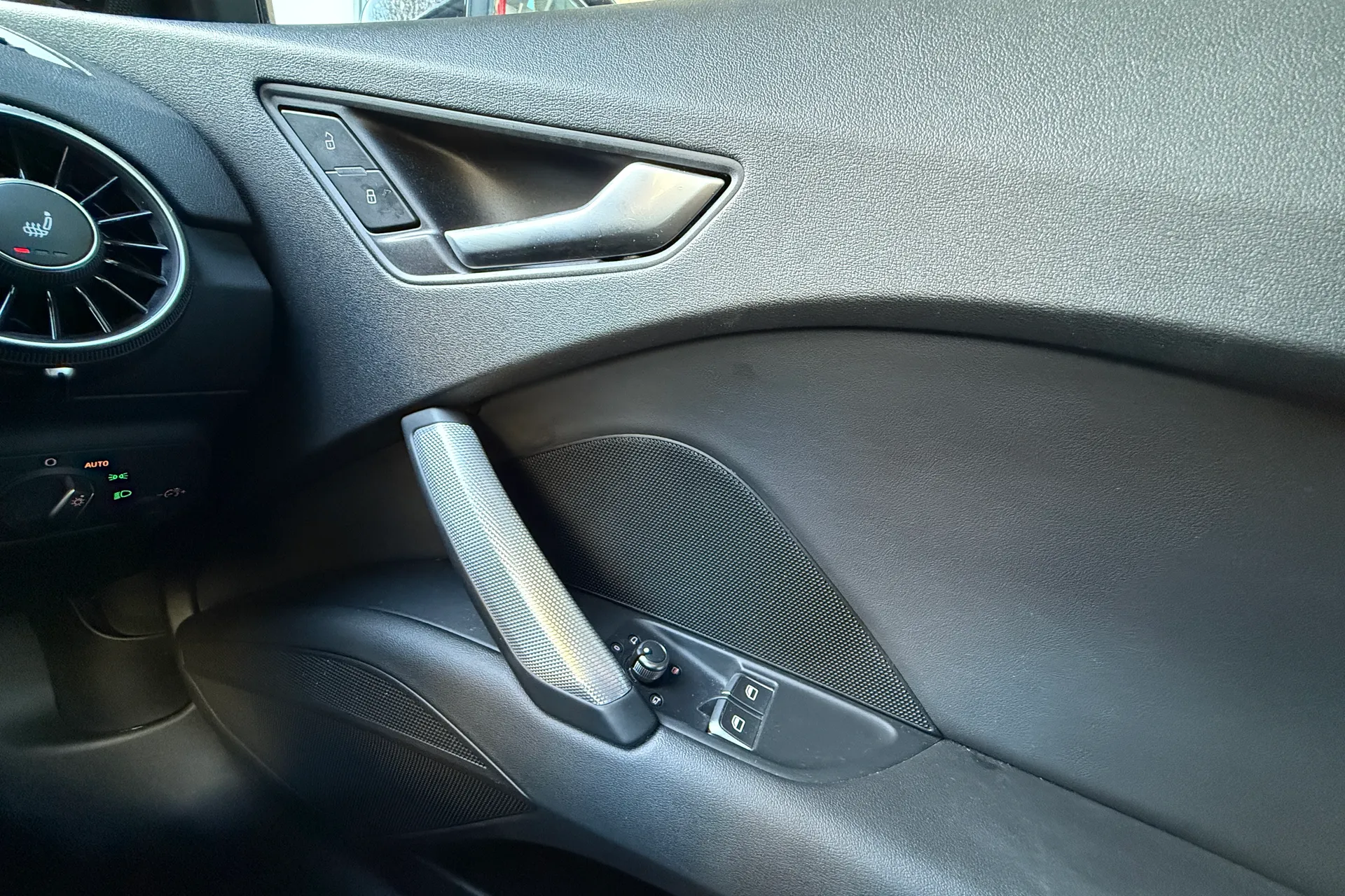 Audi TT thumbnail image number 13