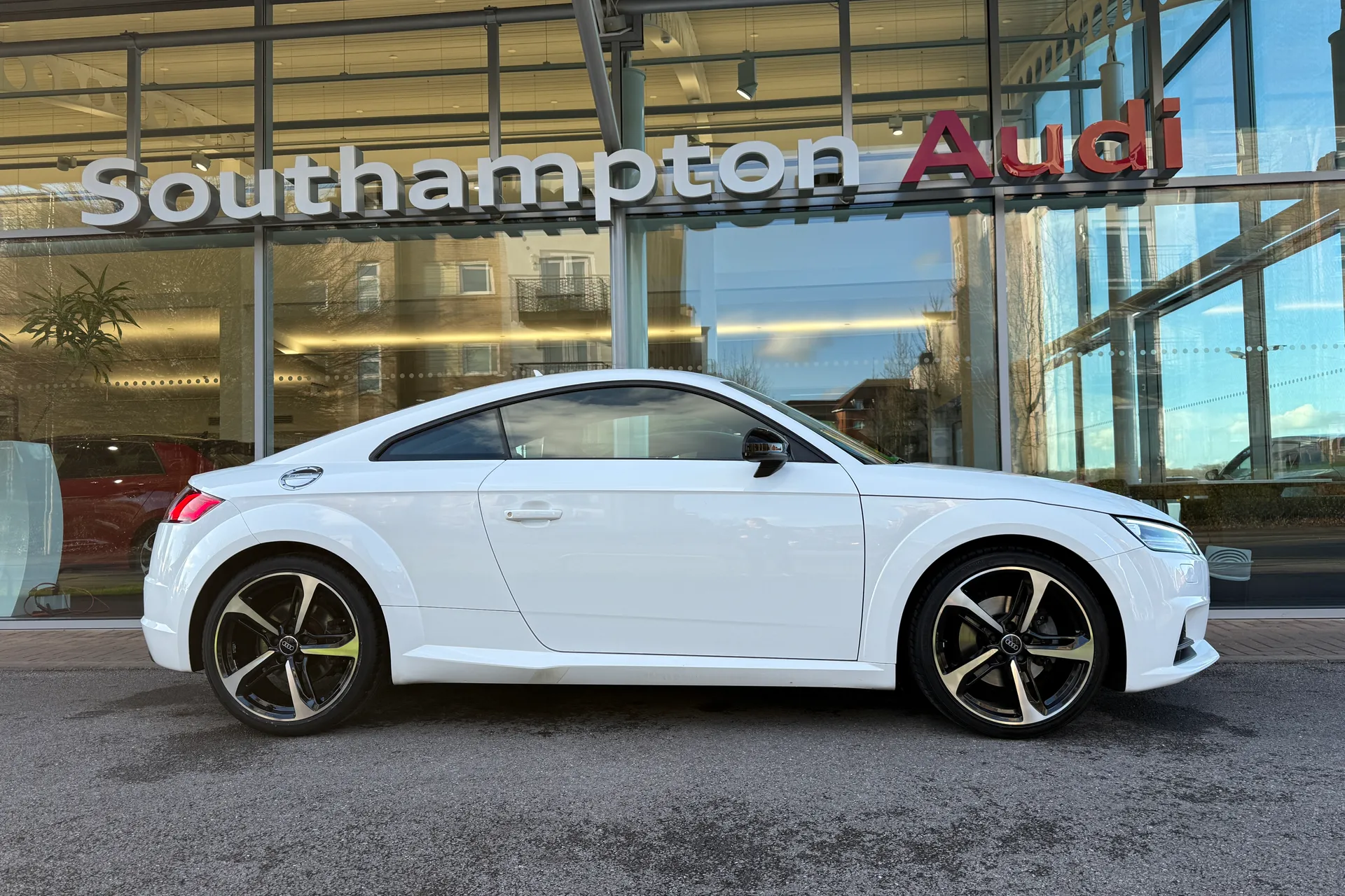 Audi TT thumbnail image number 2