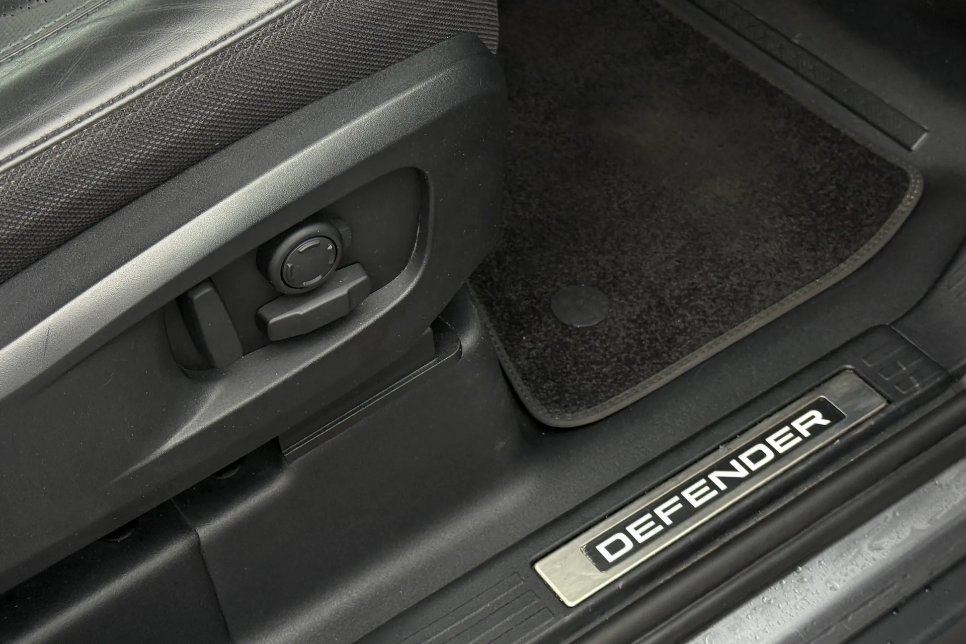 LAND ROVER DEFENDER thumbnail image number 33