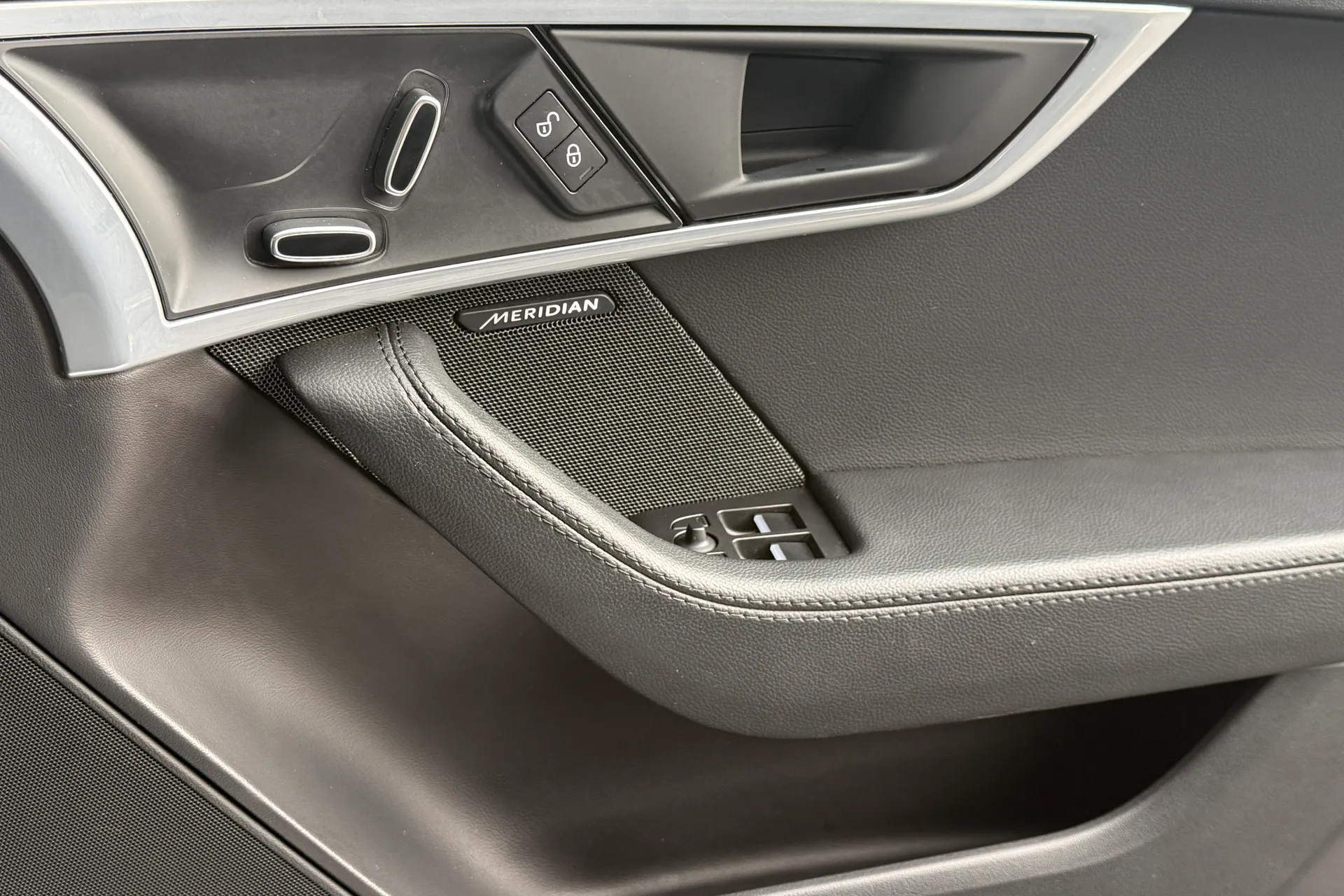 Jaguar F-TYPE thumbnail image number 31