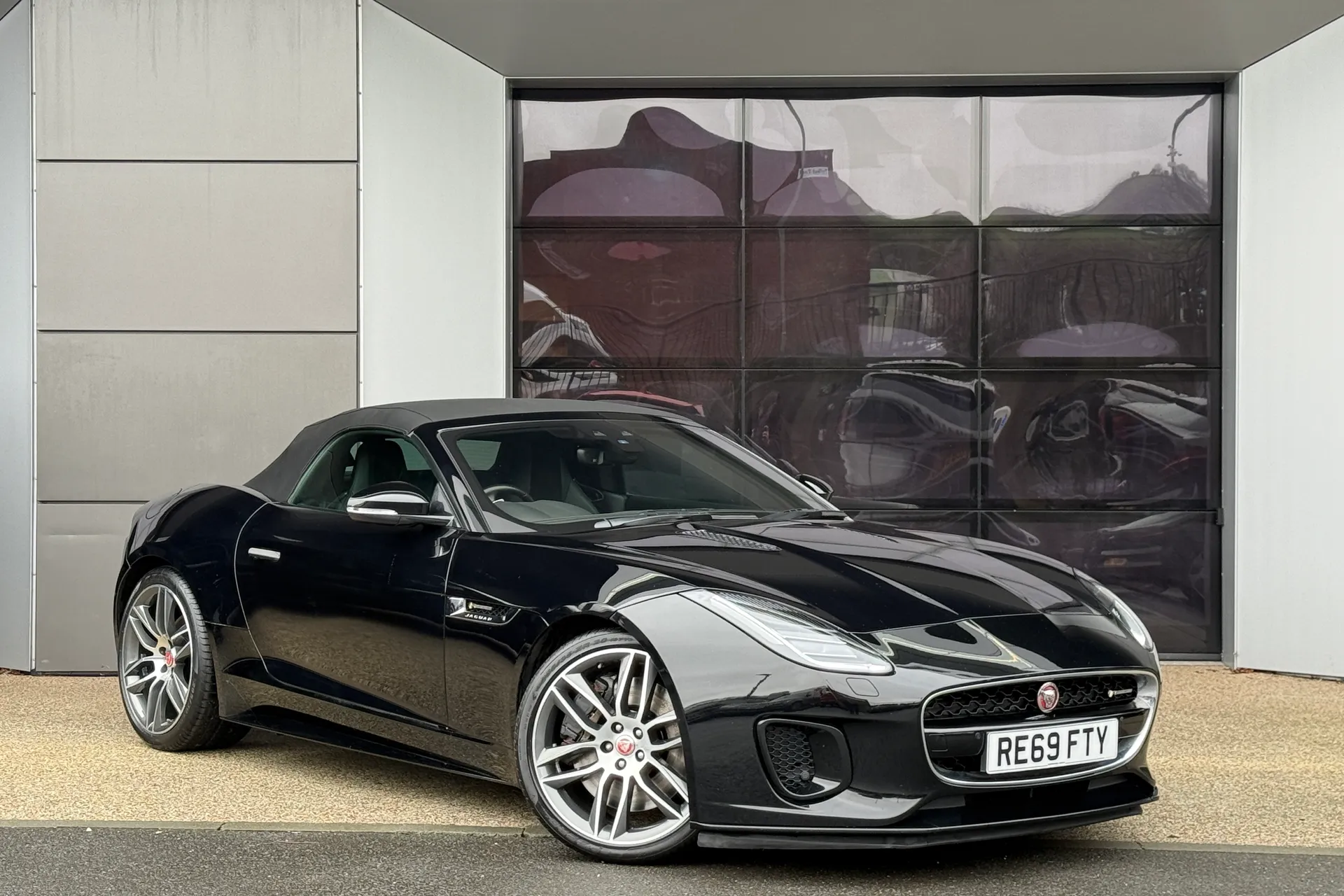 Jaguar F-TYPE thumbnail image number 2