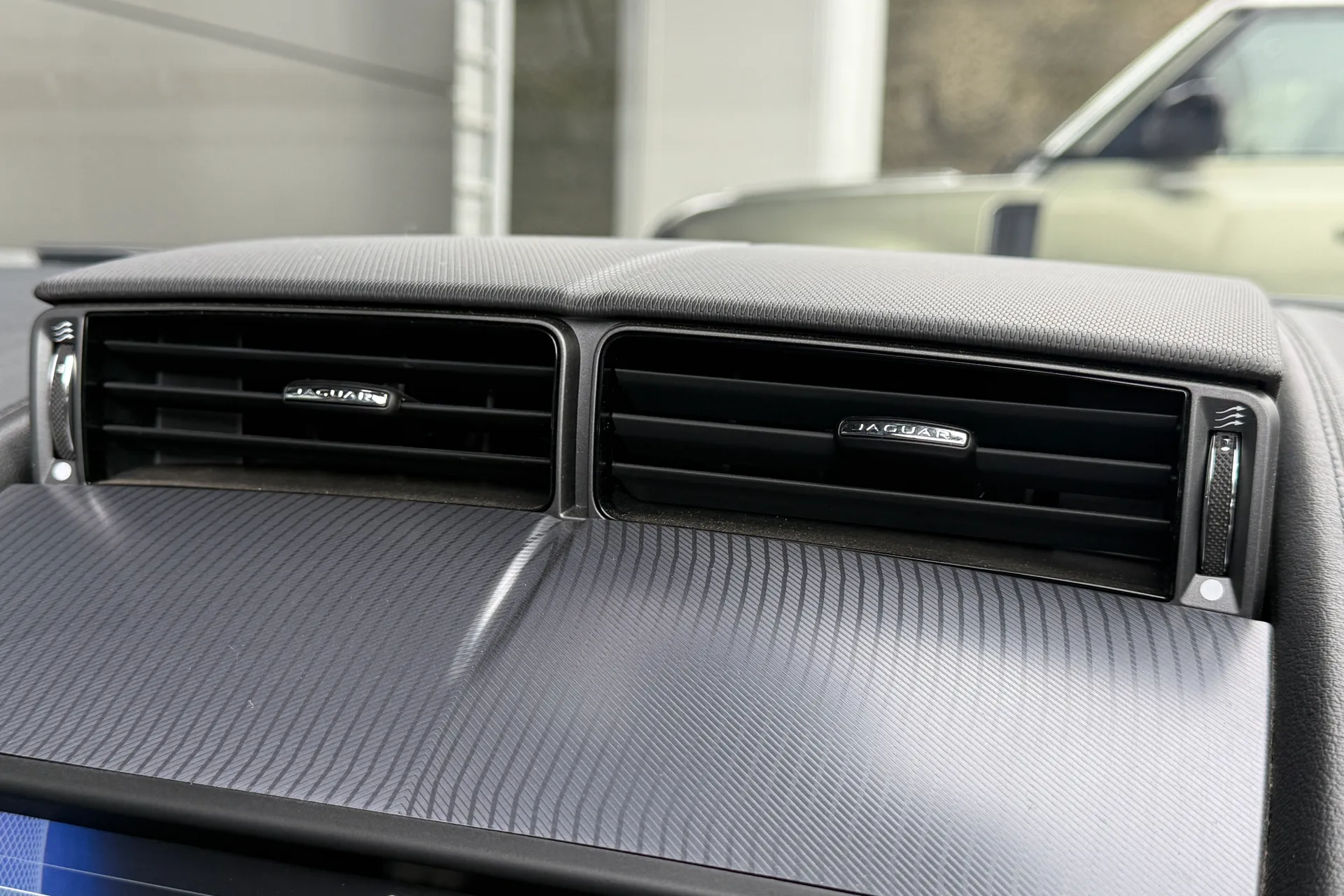 Jaguar F-TYPE thumbnail image number 27