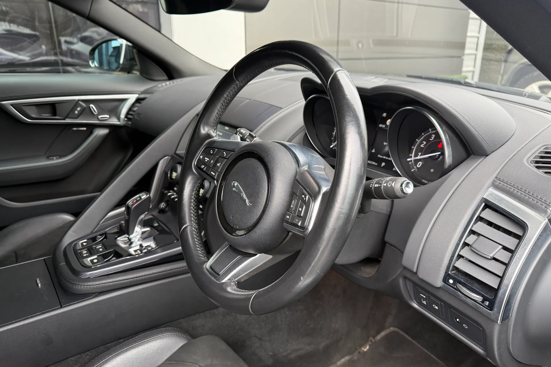 Jaguar F-TYPE thumbnail image number 18