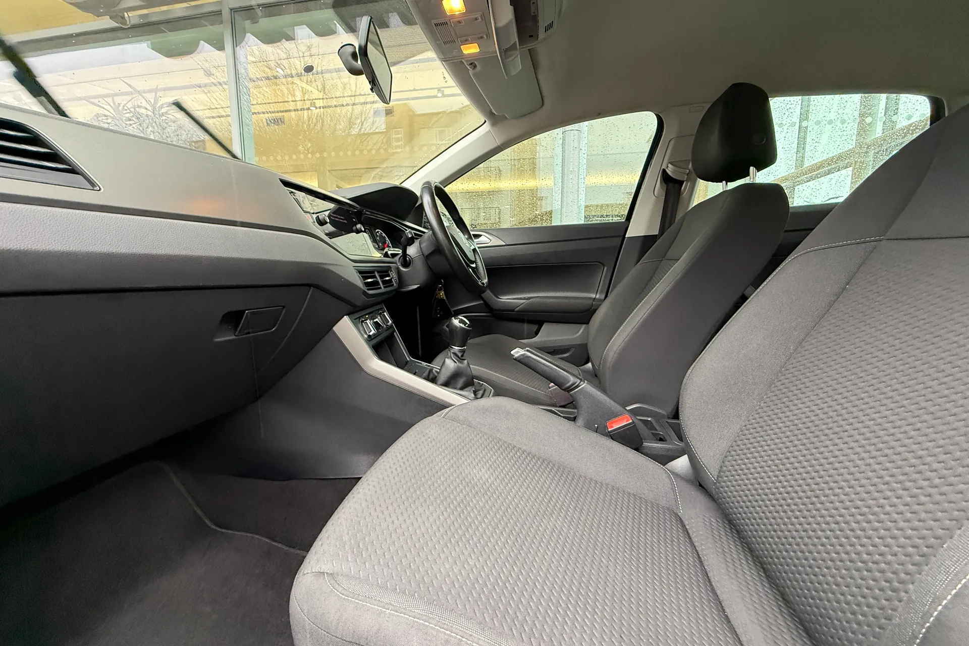 VOLKSWAGEN POLO thumbnail image number 3