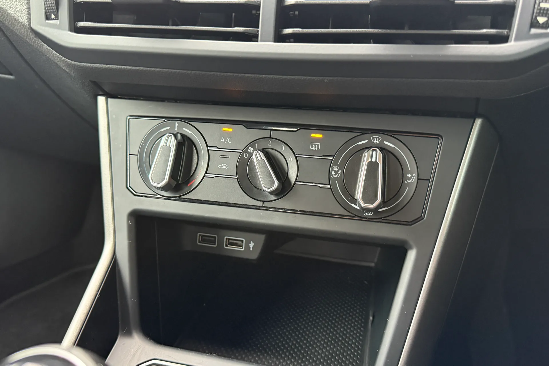 VOLKSWAGEN POLO thumbnail image number 10