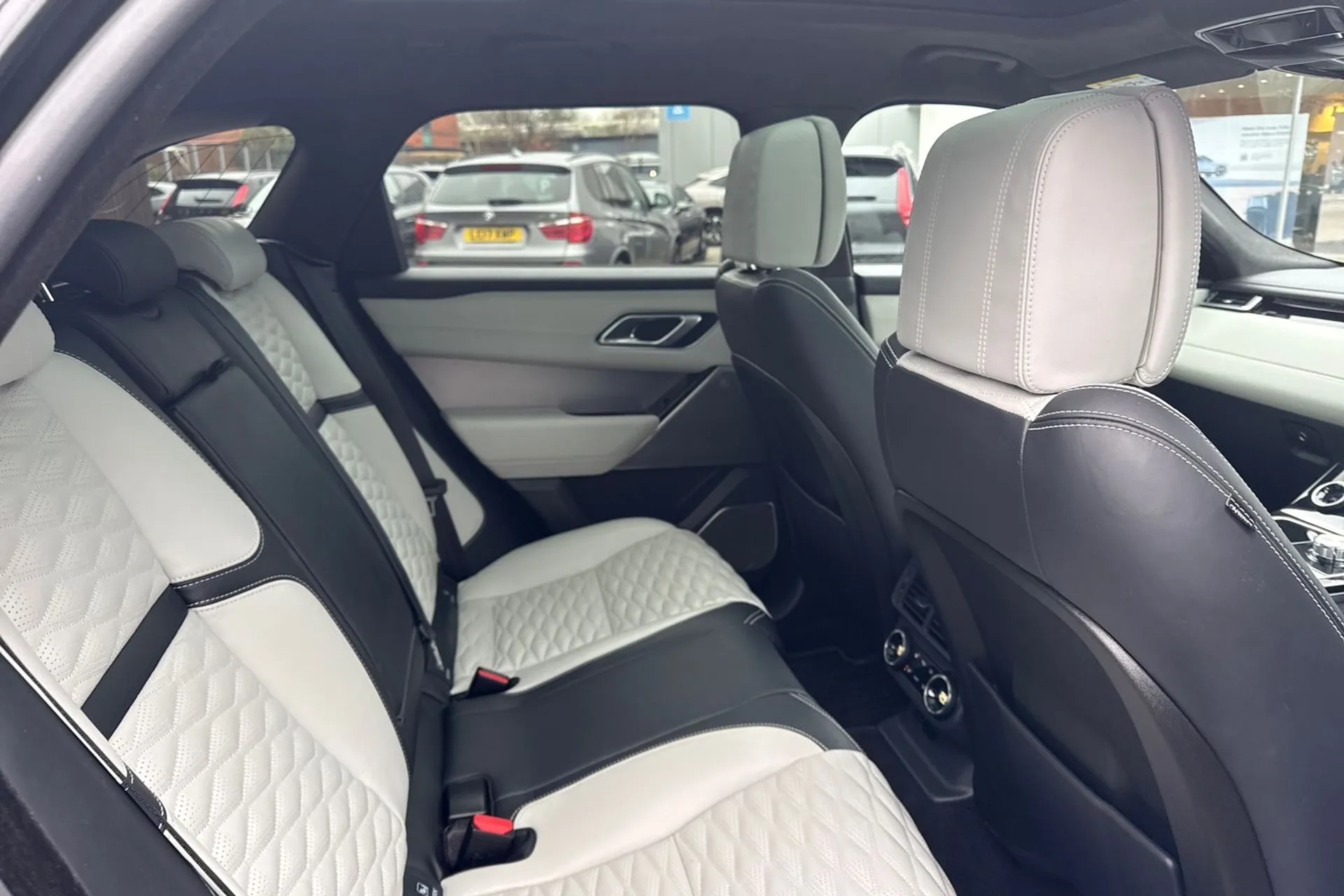 LAND ROVER RANGE ROVER VELAR thumbnail image number 25